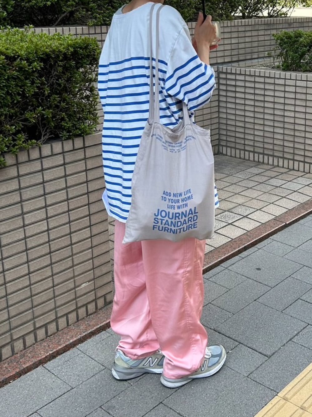 「ボーダー、ピンク、グレー、サテンパンツ、エコバッグ、トートバッグ、ロンT、秋コーデ」｜「journal standard Furniture のJSF TOTE　トートバッグ（トートバッグ、グレー系）」を使った、Rabbitsekine🐰さん（レディース・163cm）の秋コーディネートの1枚目の写真