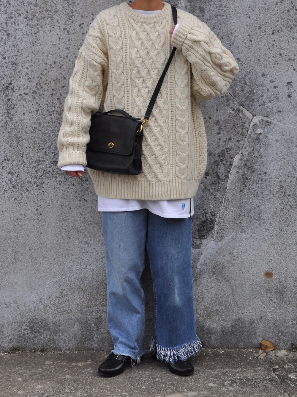 「アランニット、フィッシャーマンニット、デニム、77circa、リメイク、オールドコーチ、oldcoach、ローファー、シンプル、ショルダーバッグ、ニット」｜「ORCIVALのRC01 MENS 6101C（Tシャツ/カットソー、ホワイト系）」を使った、Rabbitsekine🐰さん（レディース・163cm）の冬コーディネートの1枚目の写真