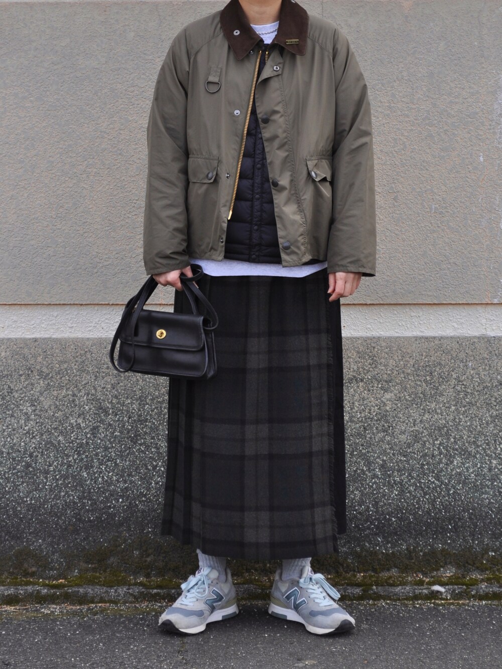 「私の推しブランド、barbour、spey、ロングスカート、キルトスカート、チェック、New Balance、オールドコーチ、oldcoach、古着MIX、スウェット、ボールチェーン」｜「古着のアイテム（スウェット、グレー系）」を使った、Rabbitsekine🐰さん（レディース・163cm）の冬コーディネートの1枚目の写真