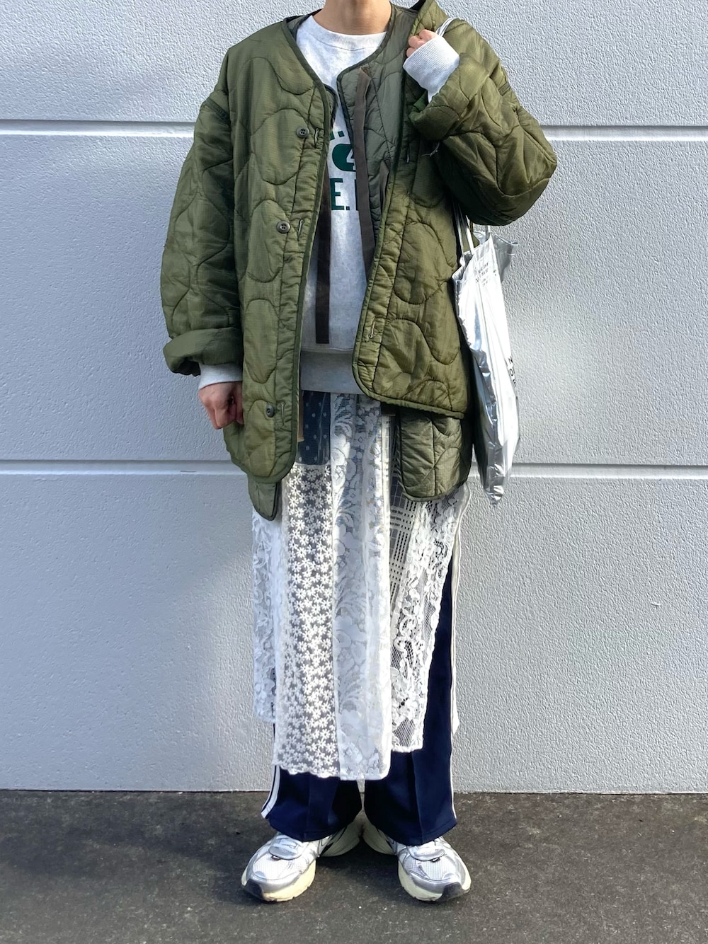「ミリタリー、キルティング、カーキ、レイヤードスタイル、レース、ジャージ、スウェット、メタリック、NIKE、トートバッグ、古着MIX」｜「journal standard Furniture のJSF TOTE SILVER　トートバッグ（クラッチバッグ、シルバー系）」を使った、Rabbitsekine🐰さん（レディース・163cm）の冬コーディネートの1枚目の写真
