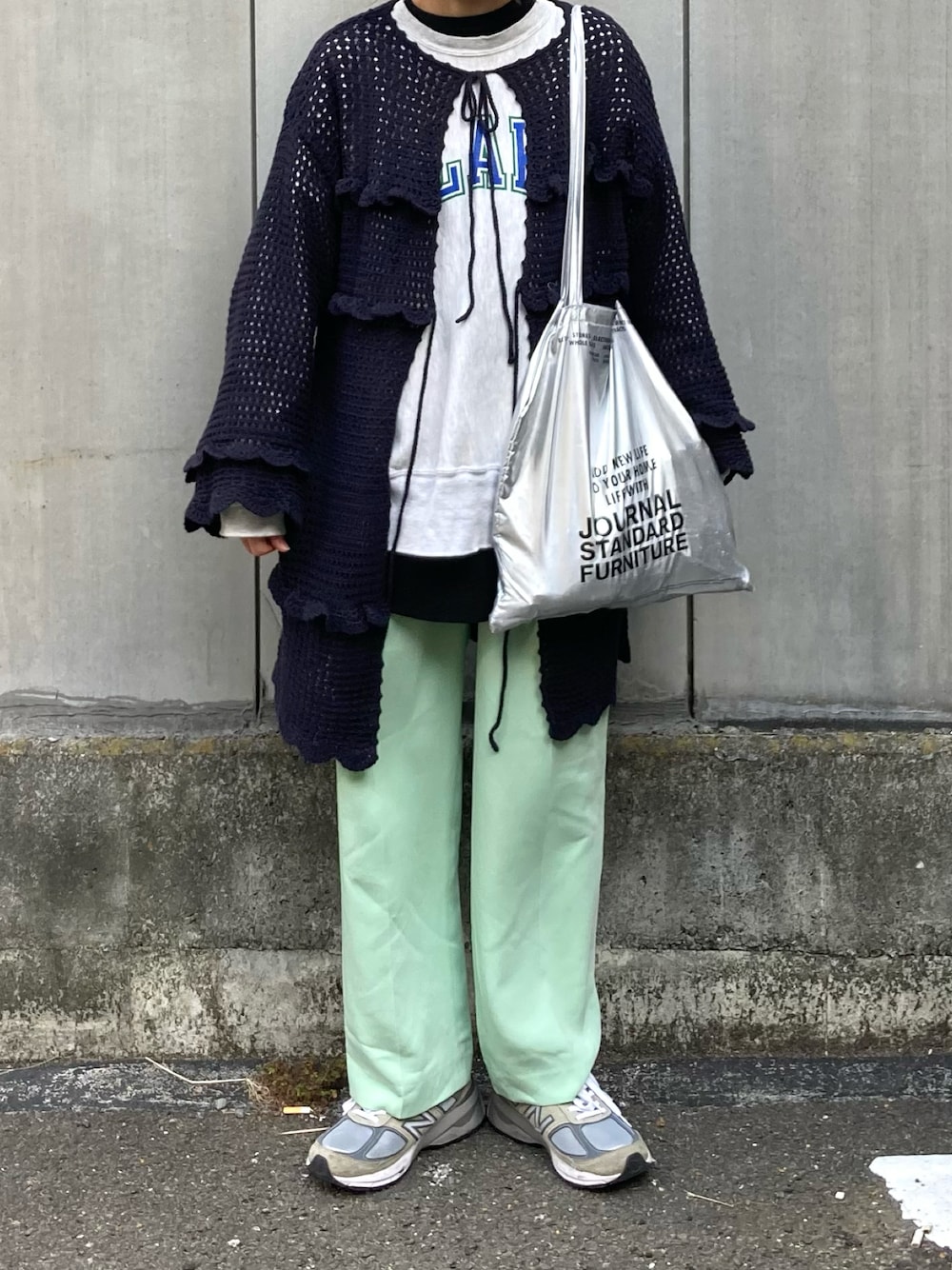 「フリル、ニット、ニットカーディガン、Champion、リバースウィーブ、古着MIX、カラーパンツ、パステルカラー、New Balance、グレー、シルバー、カーディガン」｜「BEAMS BOYのBEAMS BOY / フリル ニット カーディガン（カーディガン/ボレロ、ブラック系）」を使った、Rabbitsekine🐰さん（レディース・163cm）の春コーディネートの1枚目の写真