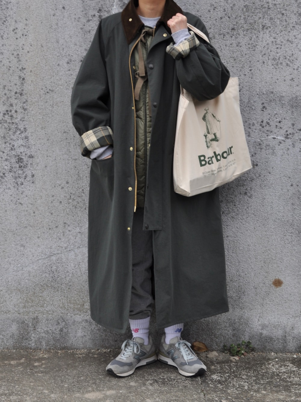 「barbour、ロングコート、スウェット、スウェットパンツ、Champion、カーキ、New Balance、グレー、ライナーベスト、ベスト、キルティング、トートバッグ」｜「ChampionのChampion チャンピオン ビッグシルエット プルオーバー スウェット（スウェット、グレー系）」を使った、Rabbitsekine🐰さん（レディース・163cm）の冬コーディネートの1枚目の写真