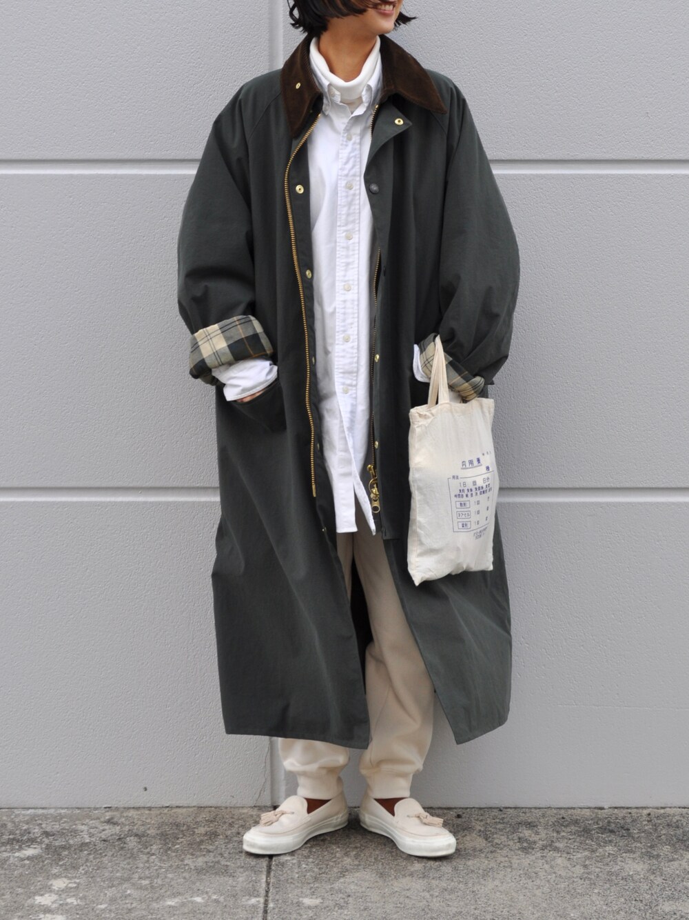 「スウェットパンツ、コート、ホワイト、UNIQLO、冬コーデ、ロングコート、カーキ、barbour、古着MIX、ホワイトコーデ、Ralph Lauren、BURGHLEY、バブアー」｜「UNIQLOのヒートテックフリースタートルネックT（長袖）（Tシャツ/カットソー、ホワイト系）」を使った、Rabbitsekine🐰さん（レディース・163cm）の冬コーディネートの1枚目の写真