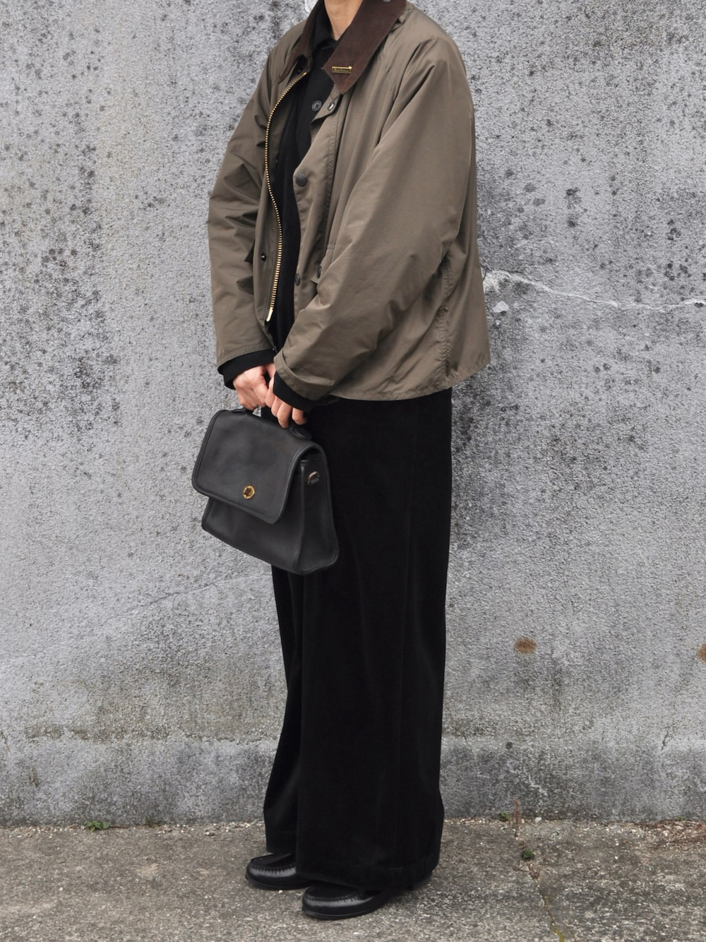 「セレモニー、卒業式、ベロア、サロペット、barbour、spey、オールドコーチ」｜「Ray BEAMSのRay BEAMS / ベロア Vネック サロペット（サロペット/オーバーオール、ブラック系）」を使った、Rabbitsekine🐰さん（レディース・163cm）の春コーディネートの1枚目の写真