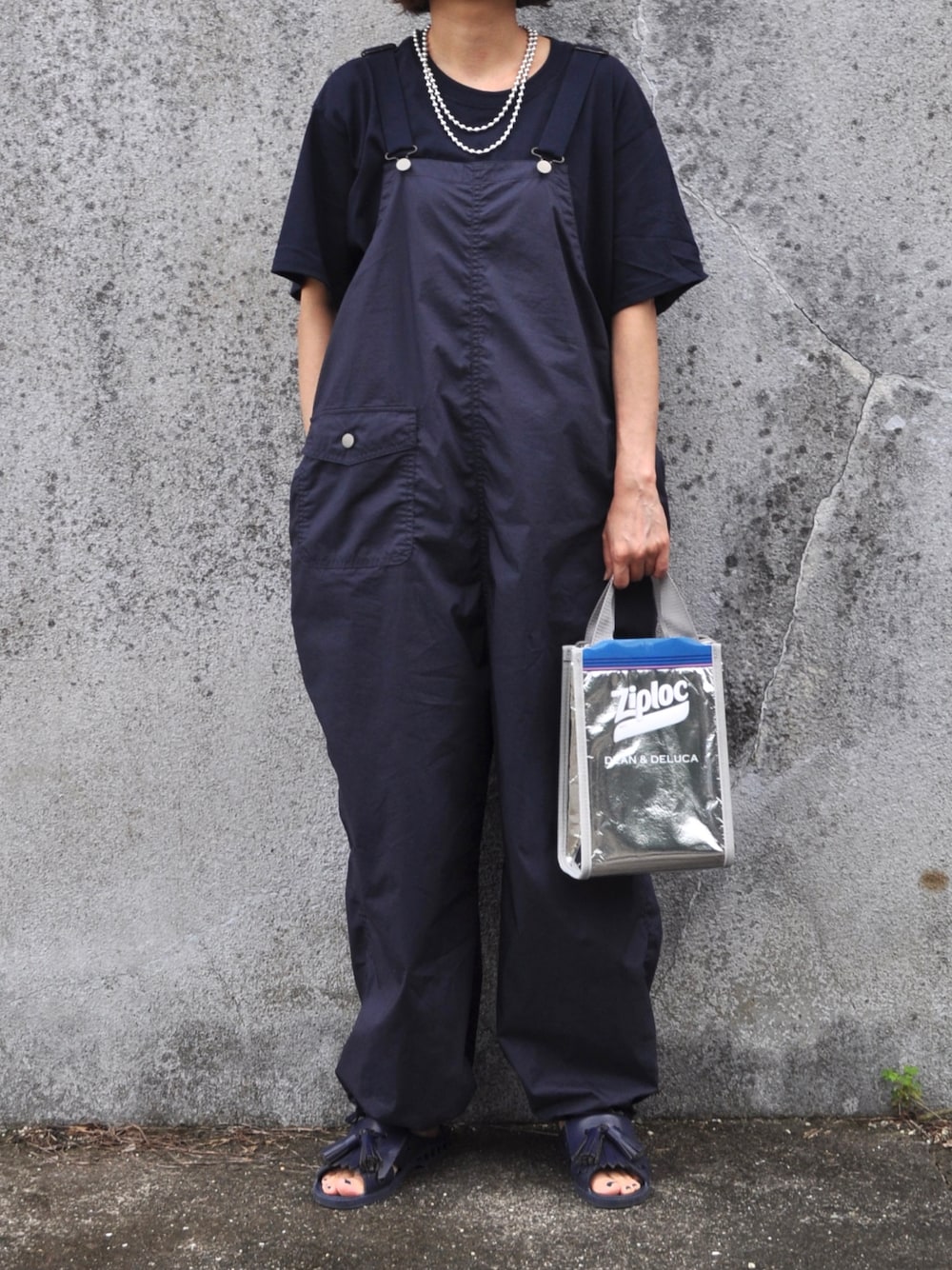 「ネイビー、ワントーンコーデ、オールインワン、サロペット、ネックレス、ボールチェーン、シルバー、ziploc」｜「BENCHのBENCH/ベンチ/BENSAN-D TUSSEL (UNISEX)/ベンサン タッセル（サンダル、ブルー系）」を使った、Rabbitsekine🐰さん（レディース・163cm）の夏コーディネートの1枚目の写真