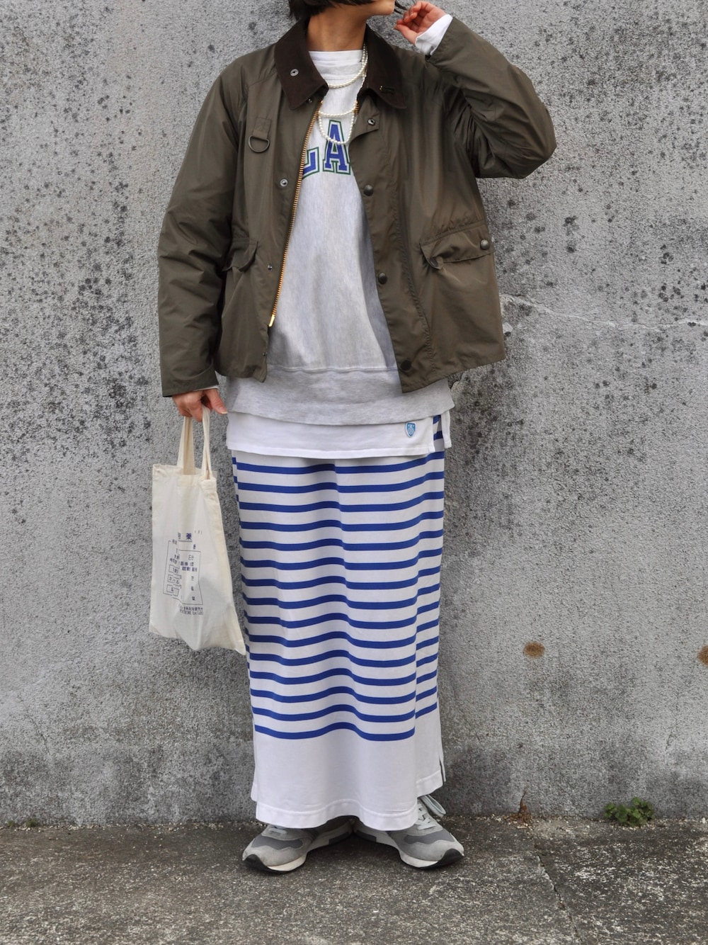「barbour、spey、ボーダー、Champion、REVERSE WEAVE、古着MIX、スウェット、New Balance、パールネックレス」｜「ORCIVALの【MEN'S】 ORCIVAL/RC01 オーバーサイズバスクシャツ 6101C（Tシャツ/カットソー、ホワイト系）」を使った、Rabbitsekine🐰さん（レディース・163cm）の冬コーディネートの1枚目の写真