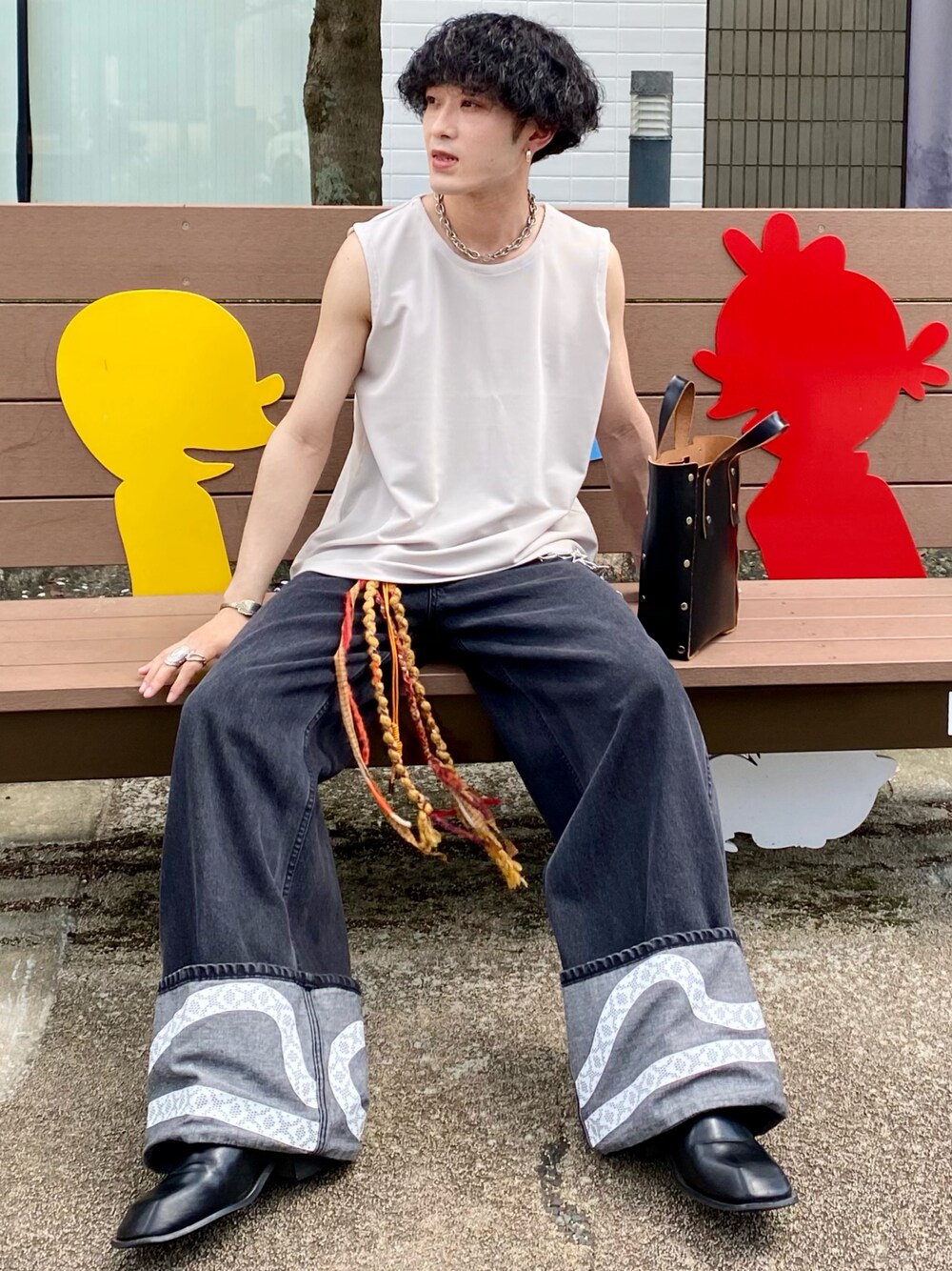 「みんなの白Tフェス、ノースリーブ、柄パンツ、ワイドデニム、ブラックデニム、厚底シューズ、夏コーデ、デニムパンツ、デニム」｜「soerteのTricot pique sleeveless tops /トリコットピケスリーブレストップス（Tシャツ/カットソー、ホワイト系）」を使った、じゅんいちさん（メンズ・168cm）の夏コーディネートの1枚目の写真