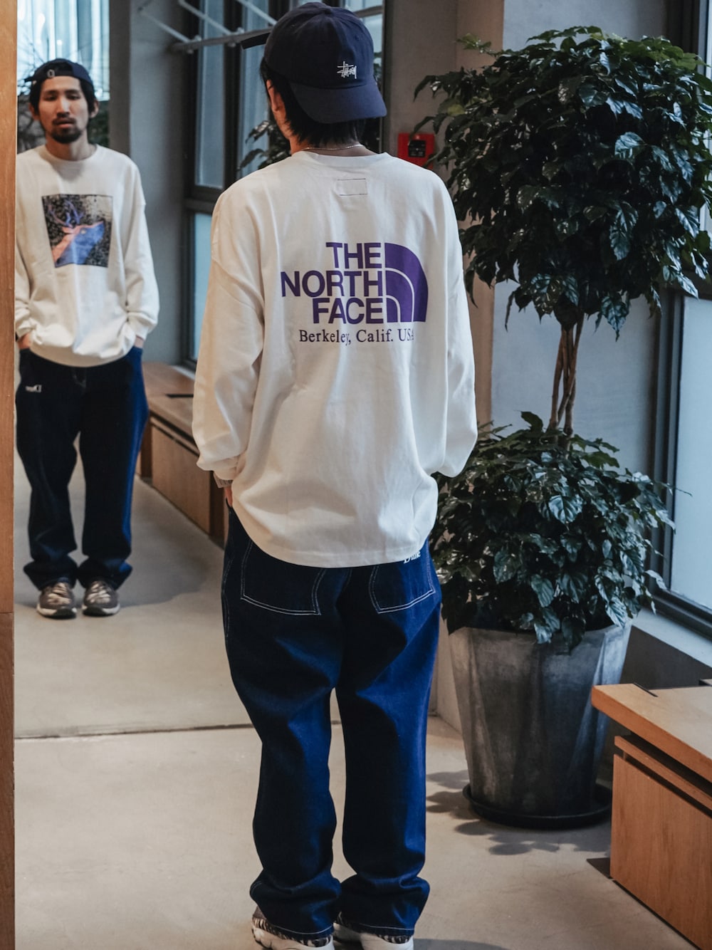 「purple、ootd、球鞋、街头搭配、工装裤、牛仔裤、白T、紫、nike、通勤穿搭、基础款」｜「DIMEのアイテム（パンツ、ブルー系）」を使った、SUPER_CUBさん（メンズ・174cm）の冬コーディネートの1枚目の写真