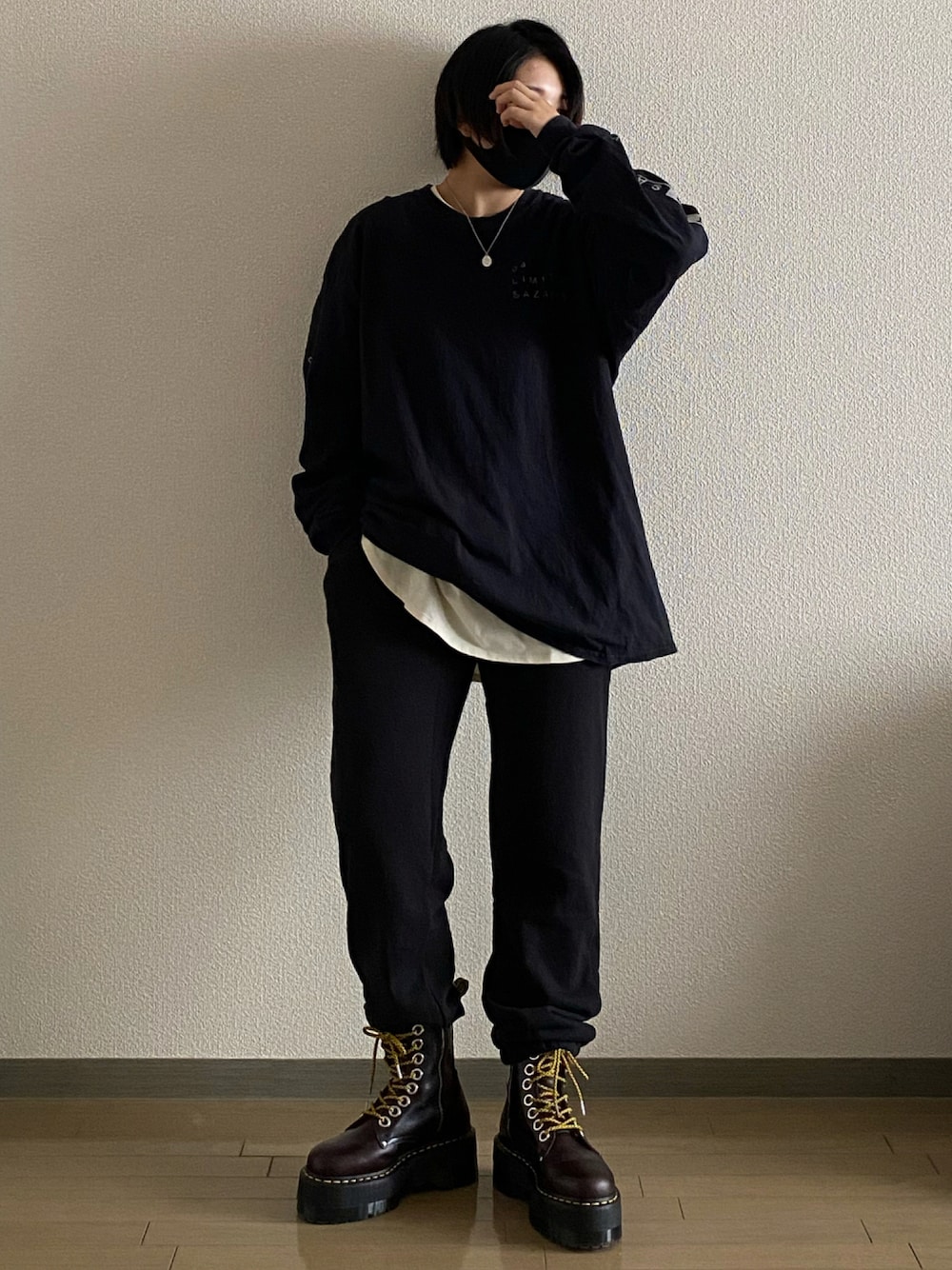 レッド系のブーツ、ブラック系のスウェットパンツ、ホワイト系のTシャツ/カットソーを着用したレディースの秋コーディネートの1枚目の写真