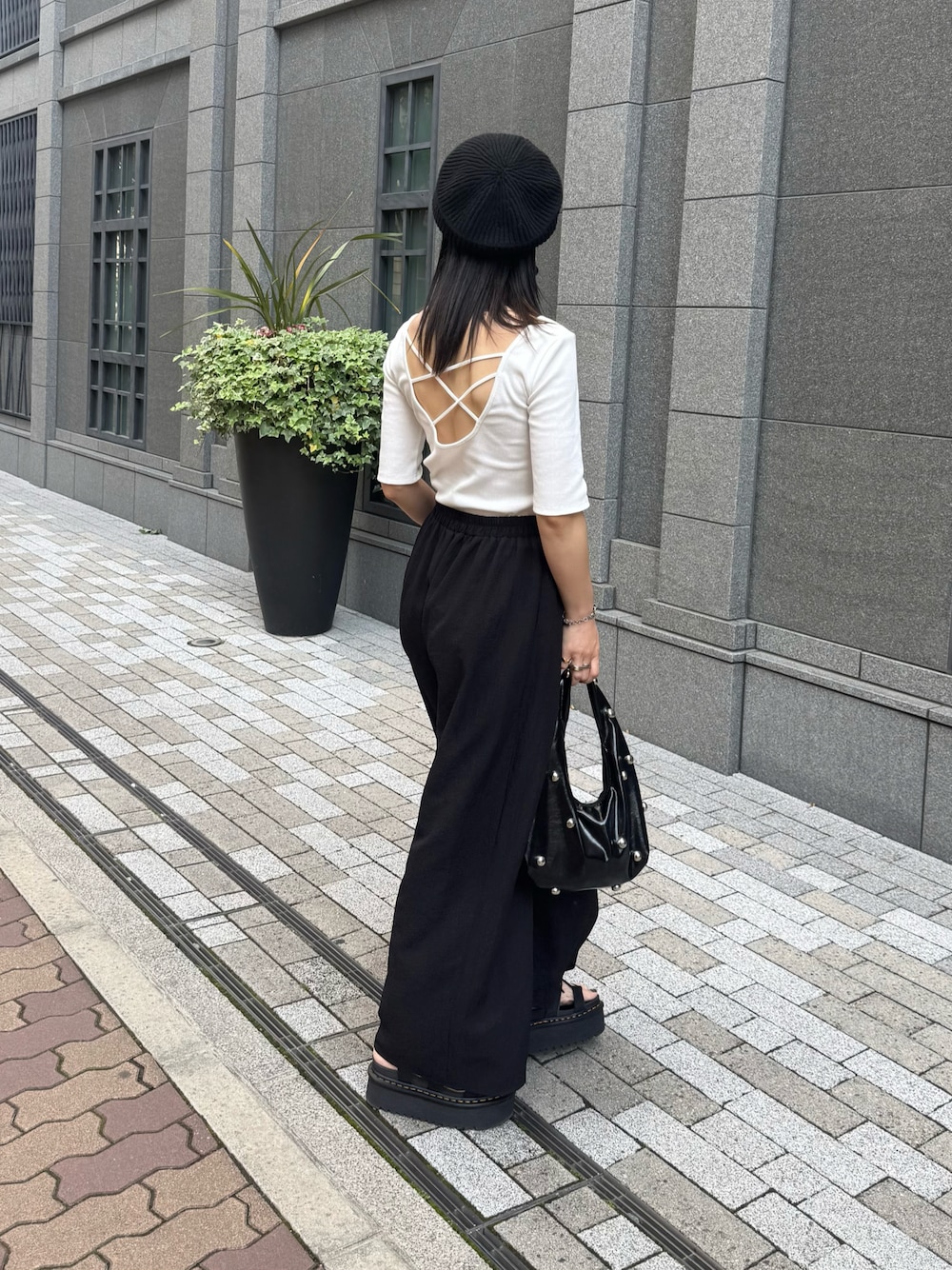 「しまむら、しまむらコーデ、プチプラ、プチプラコーデ、モノトーン、白Tシャツ、黒パンツ、やっぱり帽子が好き、ベレー帽、ハンドバッグ、高身長女子、モード、夏コーデ、夏服コーデ、シンプルコーデ」｜「しまむらのRafraf×IMOKO TT*IMKバックPO  商品番号521-8134(オフホワイト Lサイズ)（Tシャツ/カットソー、ホワイト系）」を使った、IMOKOさん（骨格ストレート・レディース・170cm）の春コーディネートの1枚目の写真