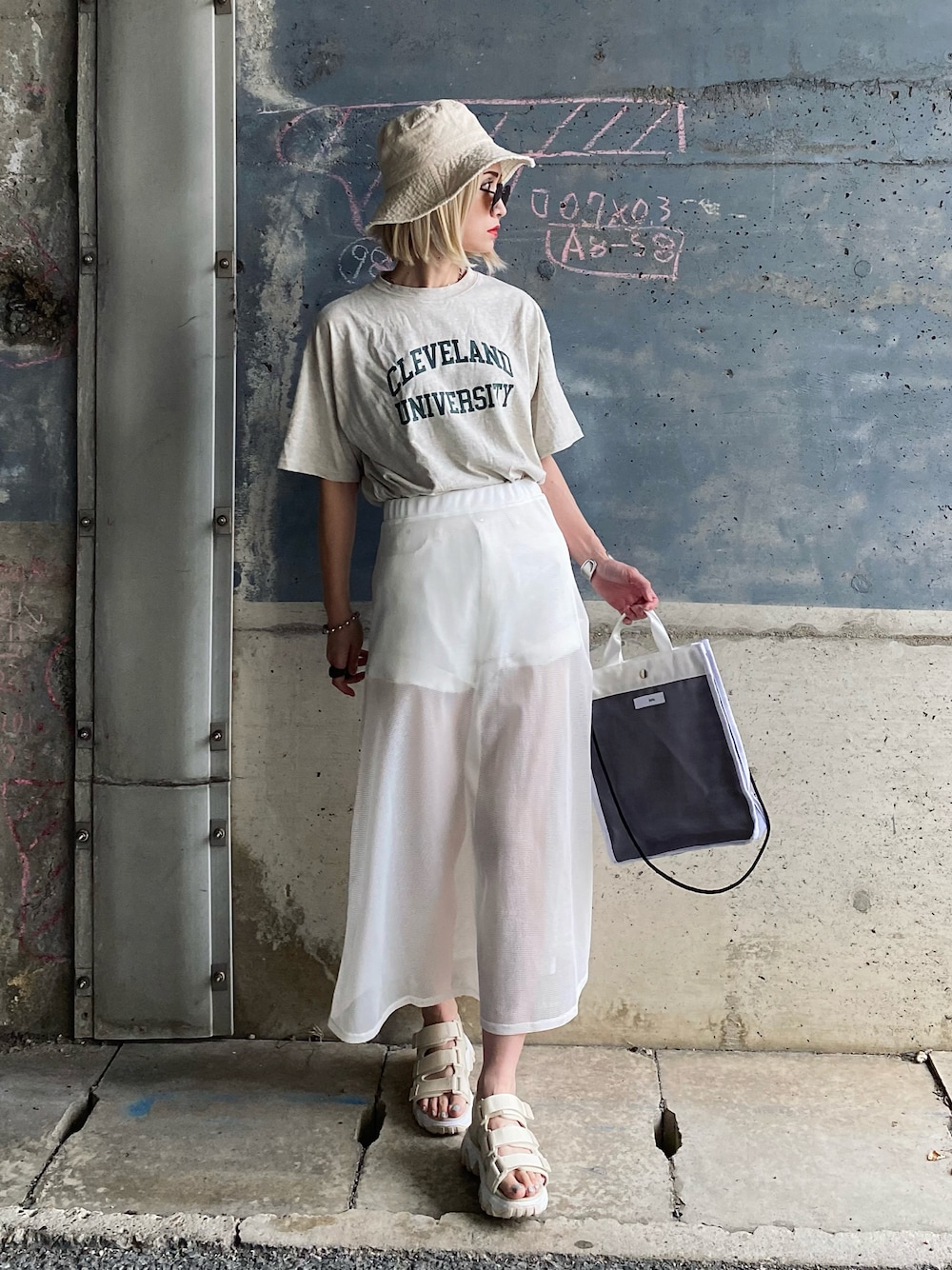 ベージュ系のTシャツ/カットソー、ホワイト系のスカート、ホワイト系のサンダルを着用したレディースの夏コーディネートの1枚目の写真