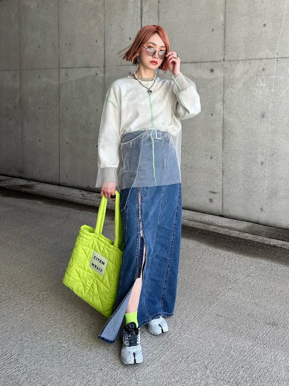 ホワイト系のTシャツ/カットソー、グリーン系のTシャツ/カットソー、ブルー系のジャンパースカートを着用したレディースの春コーディネートの1枚目の写真