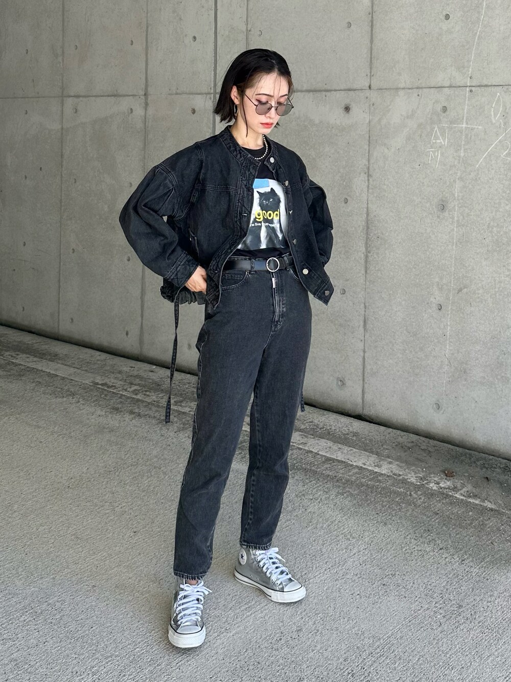 ブラック系のTシャツ/カットソー、ホワイト系のTシャツ/カットソーを着用したレディースの秋コーディネートの1枚目の写真