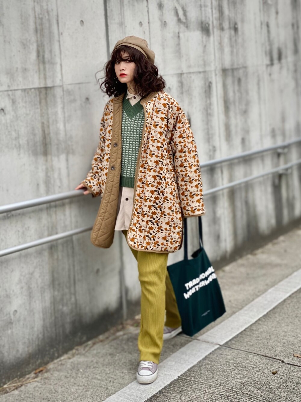 「レイヤードスタイル、キルティングジャケット、淡色コーデ、ベレー帽、ウィッグ、トートバッグ、ニットベスト、ベスト、グリーン、スニーカーコーデ、あったかコーデ、冬コーデ、プリーツパンツ、カラーパンツ、シャツスタイル」｜「Traditional WeatherwearのWAVE LOGO GSST TOTE（トートバッグ、グリーン系）」を使った、IMOKOさん（レディース・170cm）の冬コーディネートの1枚目の写真