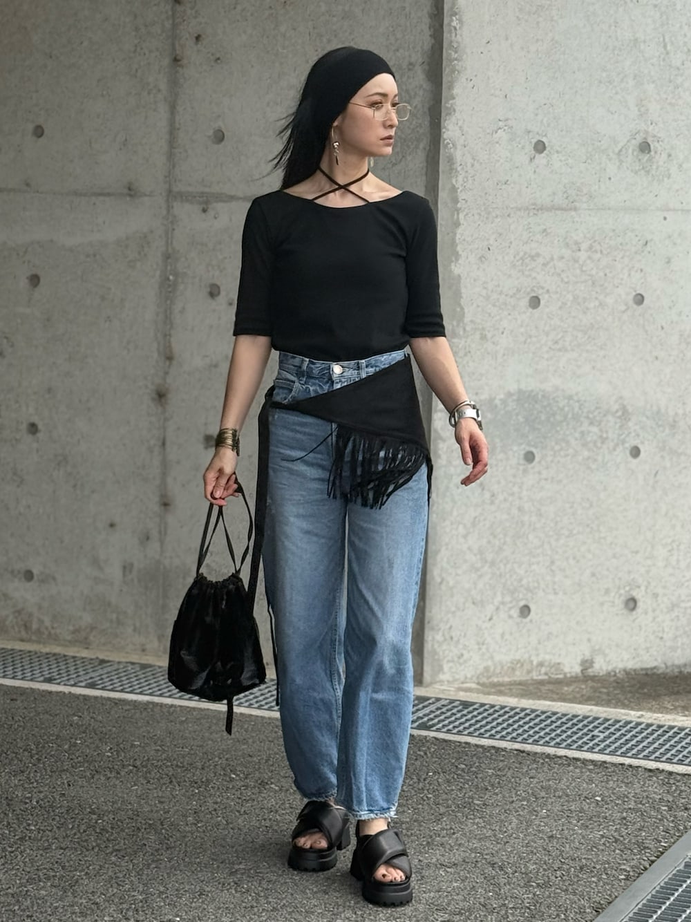 「しまむら、しまむらコーデ、プチプラ、プチプラコーデ、バックオープン、チョーカー、黒Tシャツ、デニム、厚底サンダル、ヘアバンド、メガネ女子、高身長女子、ショルダーバッグ、レイヤードスタイル、ラップスカート」｜「しまむらのRafraf×IMOKO TT*IMKバックPO  商品番号521-8062(ブラック Lサイズ)（Tシャツ/カットソー、ブラック系）」を使った、IMOKOさん（骨格ストレート・レディース・170cm）の春コーディネートの1枚目の写真