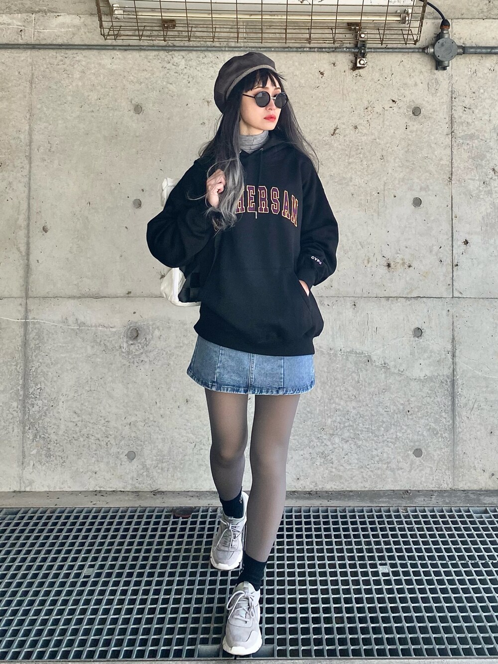 「ストリート、ミニスカート、タイツ、タイツ×靴下、スニーカーコーデ、高身長女子、ウィッグ、バックパック、ダッドスニーカー、ビッグシルエット、春コーデ、韓国ファッション、着回しコーデ、休日スタイル、ベレー帽」｜「CYPHER3の【60】CYPHER3/サイファーサム Arch Classic Logo Hoodie（パーカー、ブラック系）」を使った、IMOKOさん（レディース・170cm）の冬コーディネートの1枚目の写真