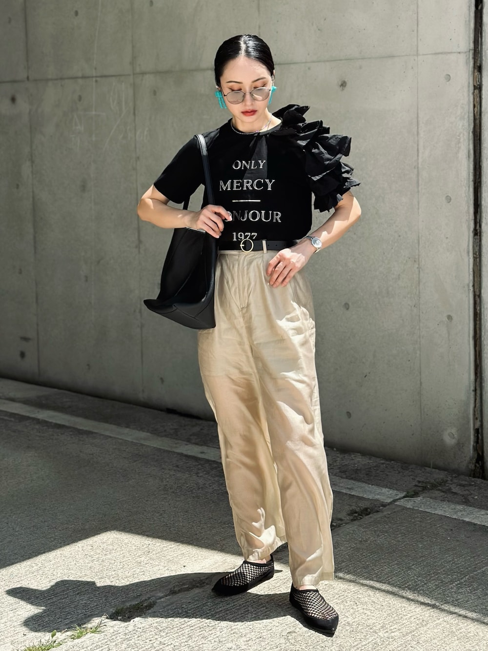 「大人カジュアル、フリルトップス、ロゴT、シアーパンツ、スラックス、トートバッグ、サングラス、ピアス、おおぶりピアス、高身長女子、夏コーデ、シンプルコーデ、タックイン、休日スタイル、オフィスカジュアル」｜「NOMINEの【セットアップ着用可】シアーワイドパンツ（その他パンツ、ベージュ系）」を使った、IMOKOさん（骨格ウェーブ・レディース・170cm）の春コーディネートの1枚目の写真