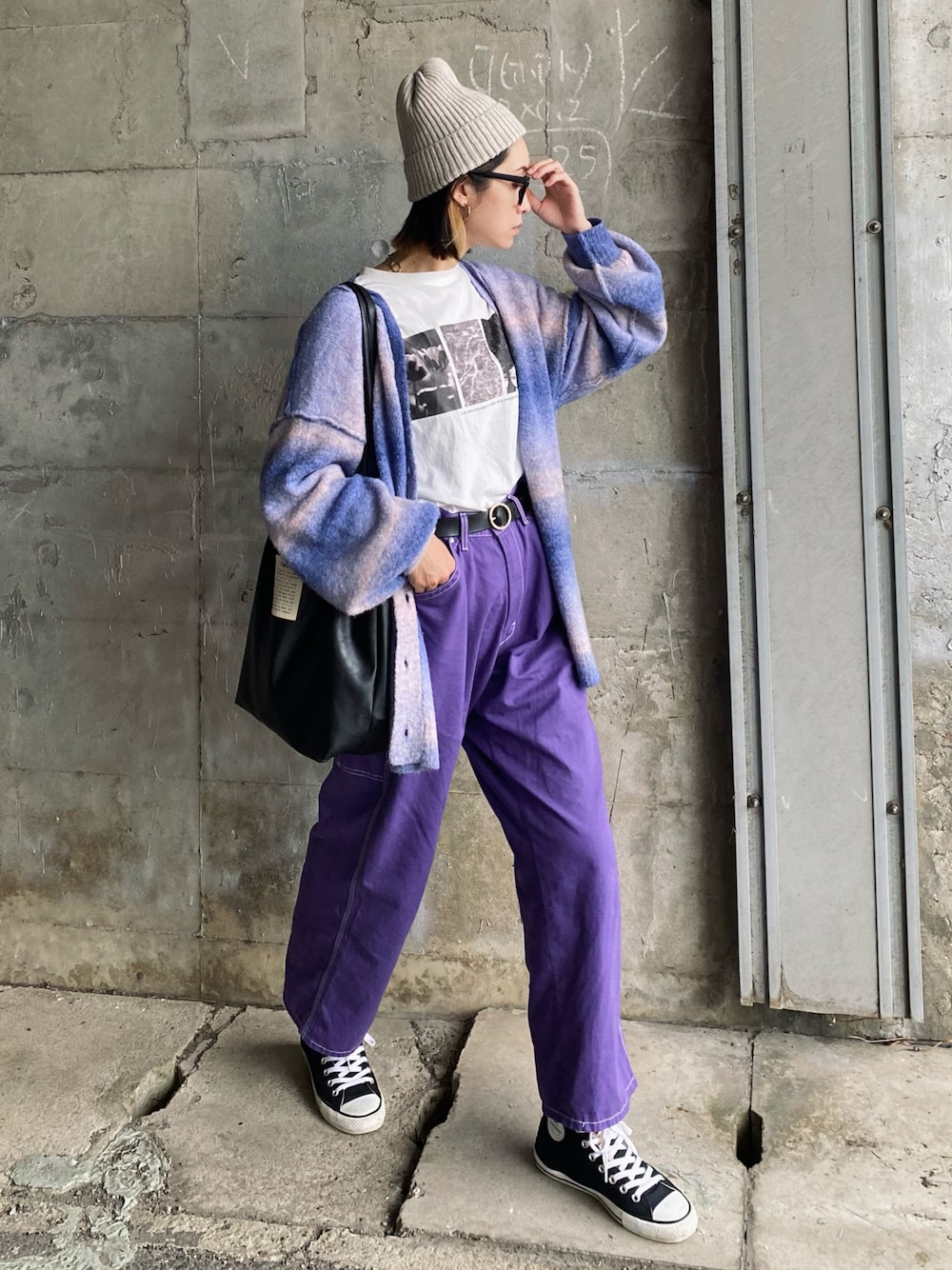 その他のTシャツ/カットソー、ブルー系のカーディガン/ボレロ、パープル系のデニムパンツを着用したレディースの秋コーディネートの1枚目の写真