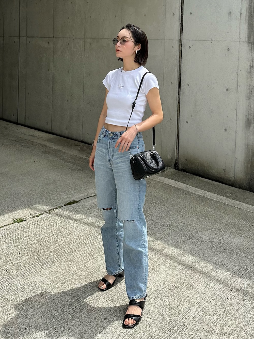「デニム、白Tシャツ、チビT、y2k、大人カジュアル、ショート丈トップス、クロップドトップス、ショルダーバッグ、ミュール、夏コーデ、高身長女子、骨格ウェーブ、サングラス、シンプルコーデ、ダメージデニムパンツ」｜「Calvin Kleinのモノグラム ロゴ ベイビーTシャツ（Tシャツ/カットソー、ホワイト系）」を使った、IMOKOさん（骨格ウェーブ・レディース・170cm）の春コーディネートの1枚目の写真