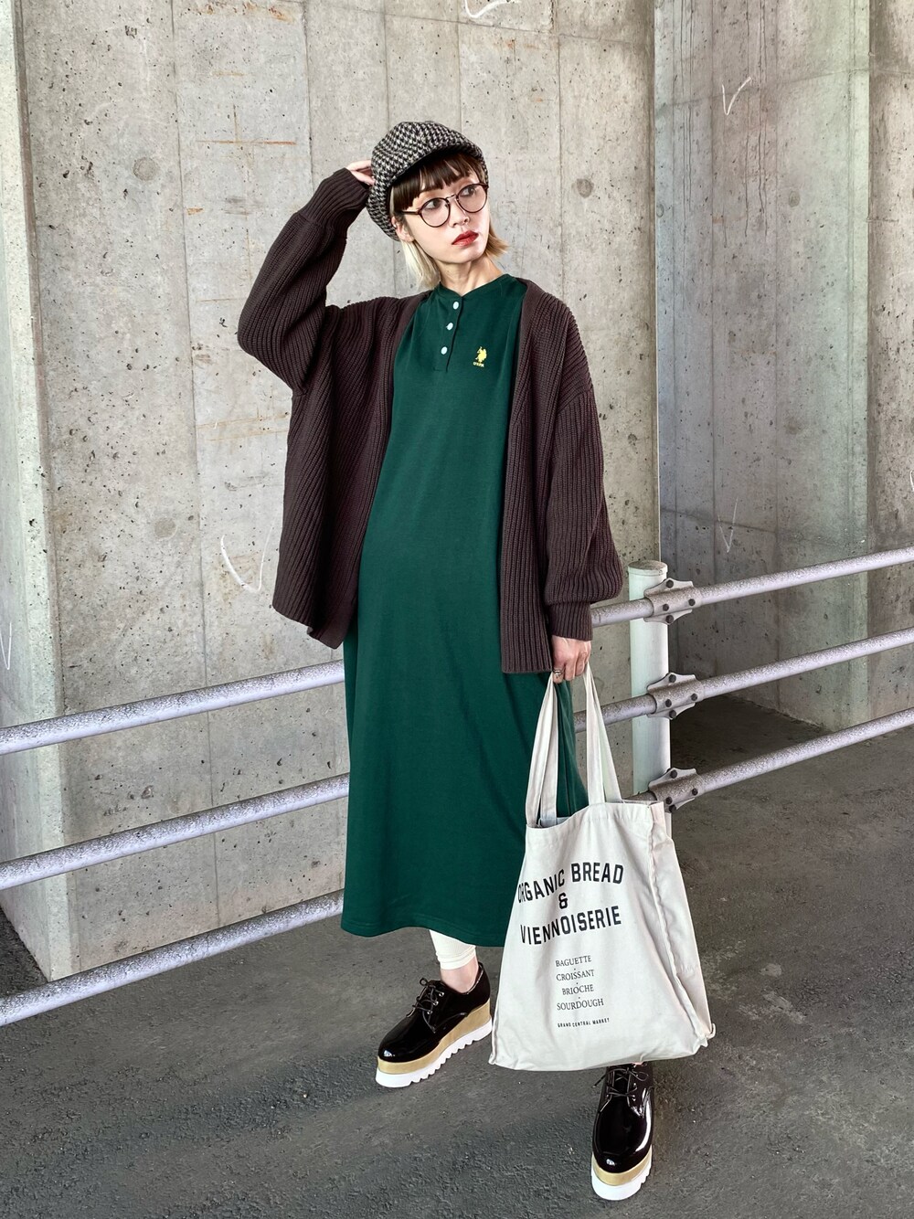 「カーディガン、トートバッグ、ワンピース、レギンス、キャスケット、ワンマイルウェア、休日スタイル、厚底シューズ、ロングワンピース、メガネ女子、ラガーシャツ、秋コーデ、chacocloset、チャコクローゼット、だから秋服が好き」｜「U.S. POLO ASSN.のU.S. POLO ASSN. /ユーエスポロアッスン 別注ワンポイント刺繍ロゴ 裏毛オーバーサイズラガーシャツワンピース（ワンピース、グリーン系）」を使った、IMOKOさん（レディース・170cm）の秋コーディネートの1枚目の写真
