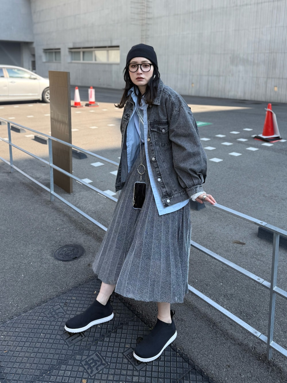 ブラック系のスニーカー、グレー系のTシャツ/カットソー、ブラック系のデニムジャケットを着用したレディースの春コーディネートの1枚目の写真