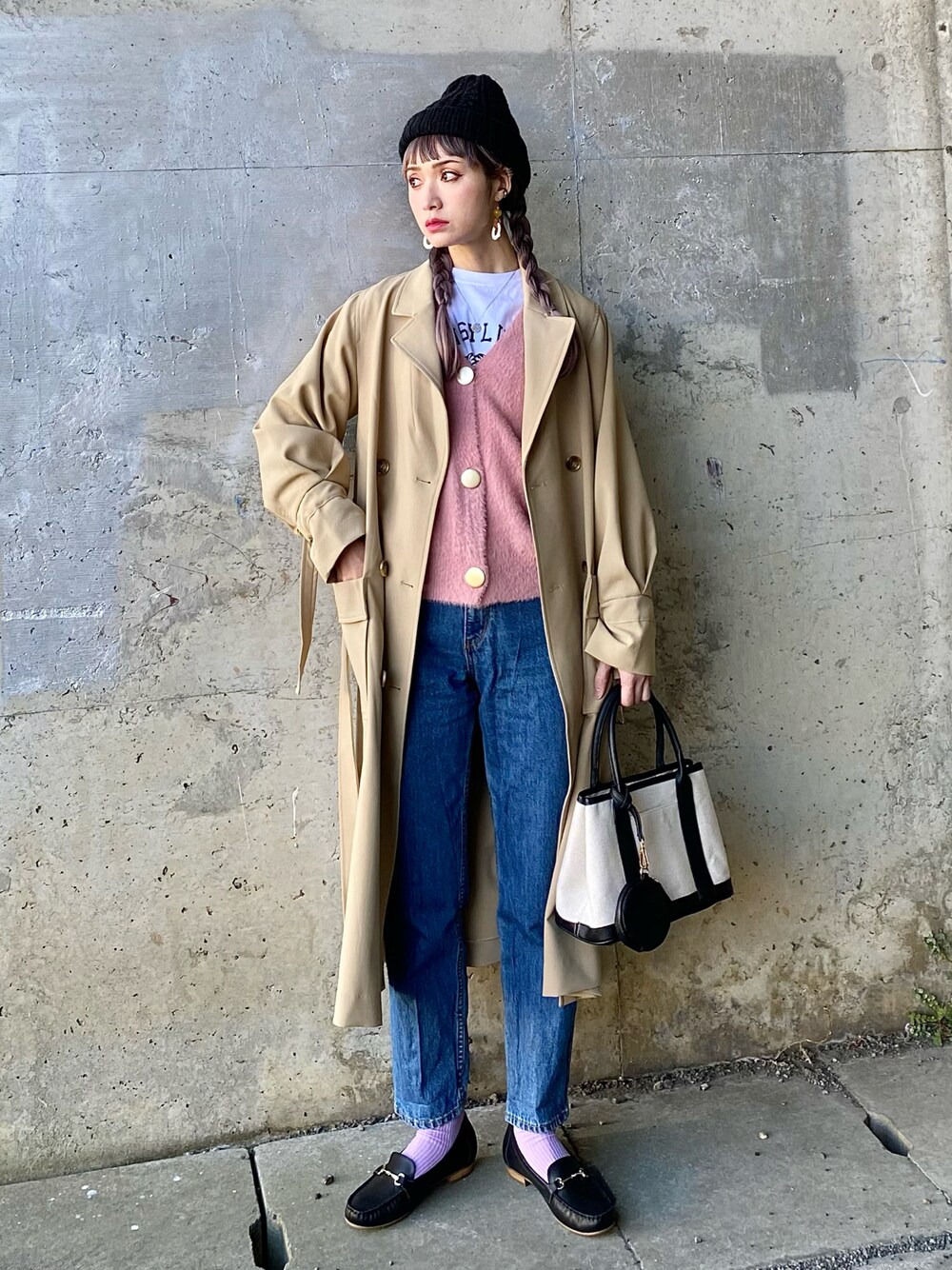 「ニット帽、トレンチコート、春コート、モヘアニット、カラーニット、カーディガン、デニムパンツ、ローファー、カラーソックス、大人カジュアル、ウィッグ、三つ編み、着回しコーデ、高身長女子、レイヤードスタイル」｜「COTORICAの袖ボリュームカラートレンチ（トレンチコート、ベージュ系）」を使った、IMOKOさん（レディース・170cm）の春コーディネートの1枚目の写真
