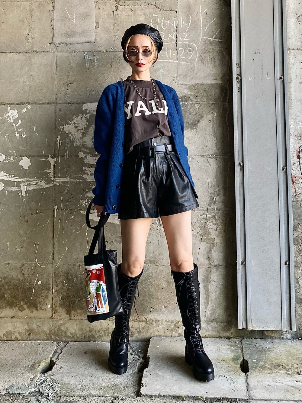 ブラック系のトートバッグ、ブラック系のブーツ、グレー系のスウェットを着用したレディースの秋コーディネートの1枚目の写真