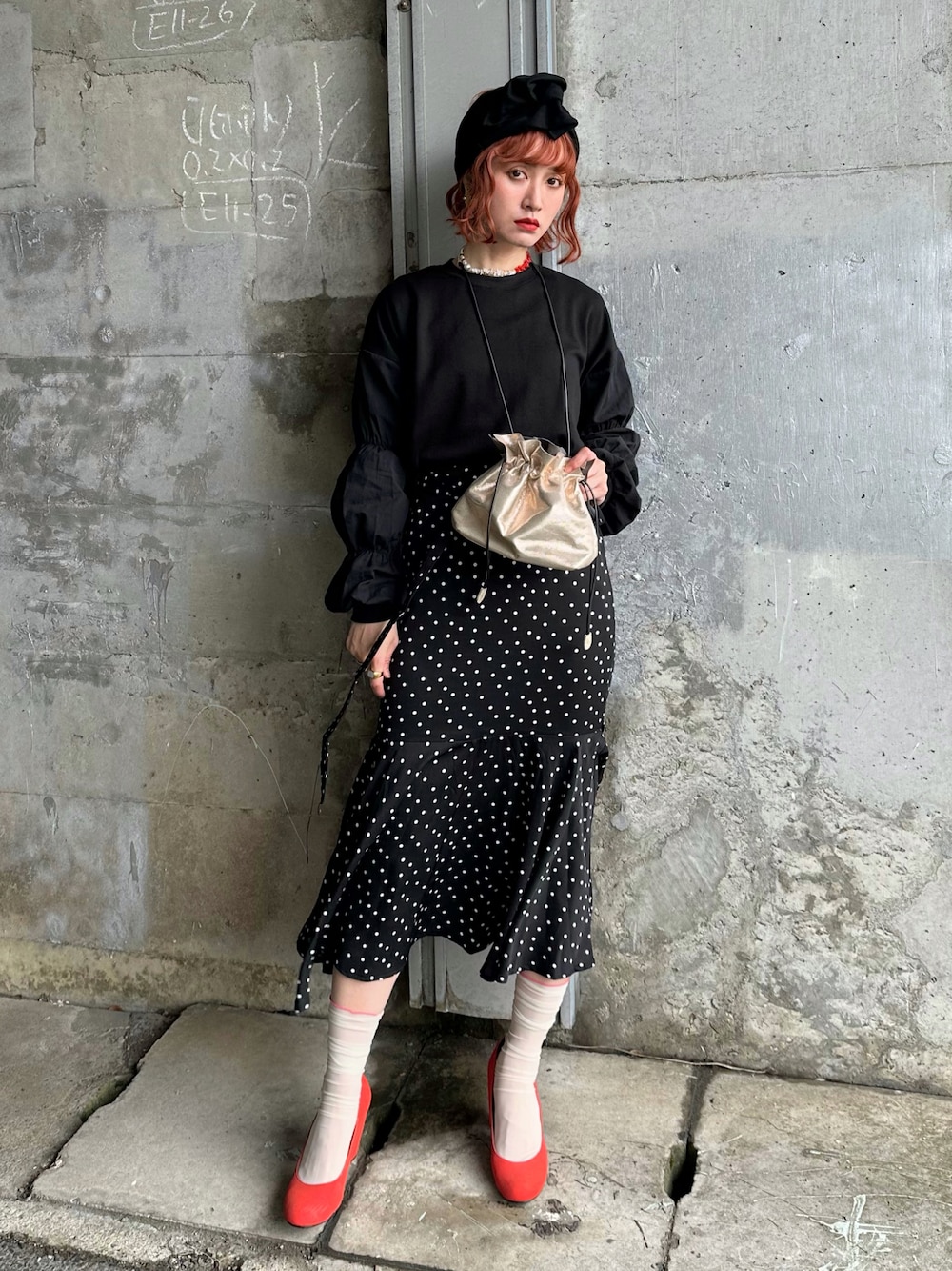 「春コーデ、ブラックコーデ、ヘアバンド、ウィッグ、ショルダーバッグ、カラーソックス、パンプス×靴下、マーメイドスカート、ドット、ウエストマーク、IMOKO×LVEU.、ボリューム袖、休日スタイル、春服みてみて、高身長コーデ」｜「LVEU.の【IMOKO × LVEU.】Design sleeve docking tops（Tシャツ/カットソー、ブラック系）」を使った、IMOKOさん（骨格ウェーブ・レディース・170cm）の春コーディネートの1枚目の写真