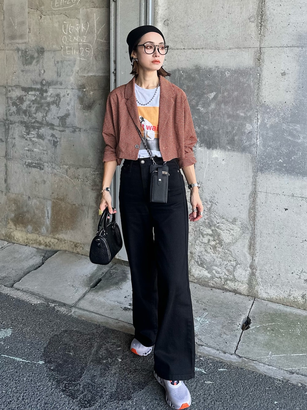 「秋服まるっと大公開、デニム、ジャケット、秋コーデ、白Tシャツ、L.H.P×IMOKO、ハンドバッグ、ニット帽、スニーカー、休日スタイル、ジャケットスタイル、プリントT、スマホショルダー、メガネ女子、スポーツミックス」｜「L.H.PのLHP×IMOKO/エルエイチピー/Vintage Photos DOG TEE（Tシャツ/カットソー、ホワイト系）」を使った、IMOKOさん（骨格ウェーブ・レディース・170cm）の秋コーディネートの1枚目の写真