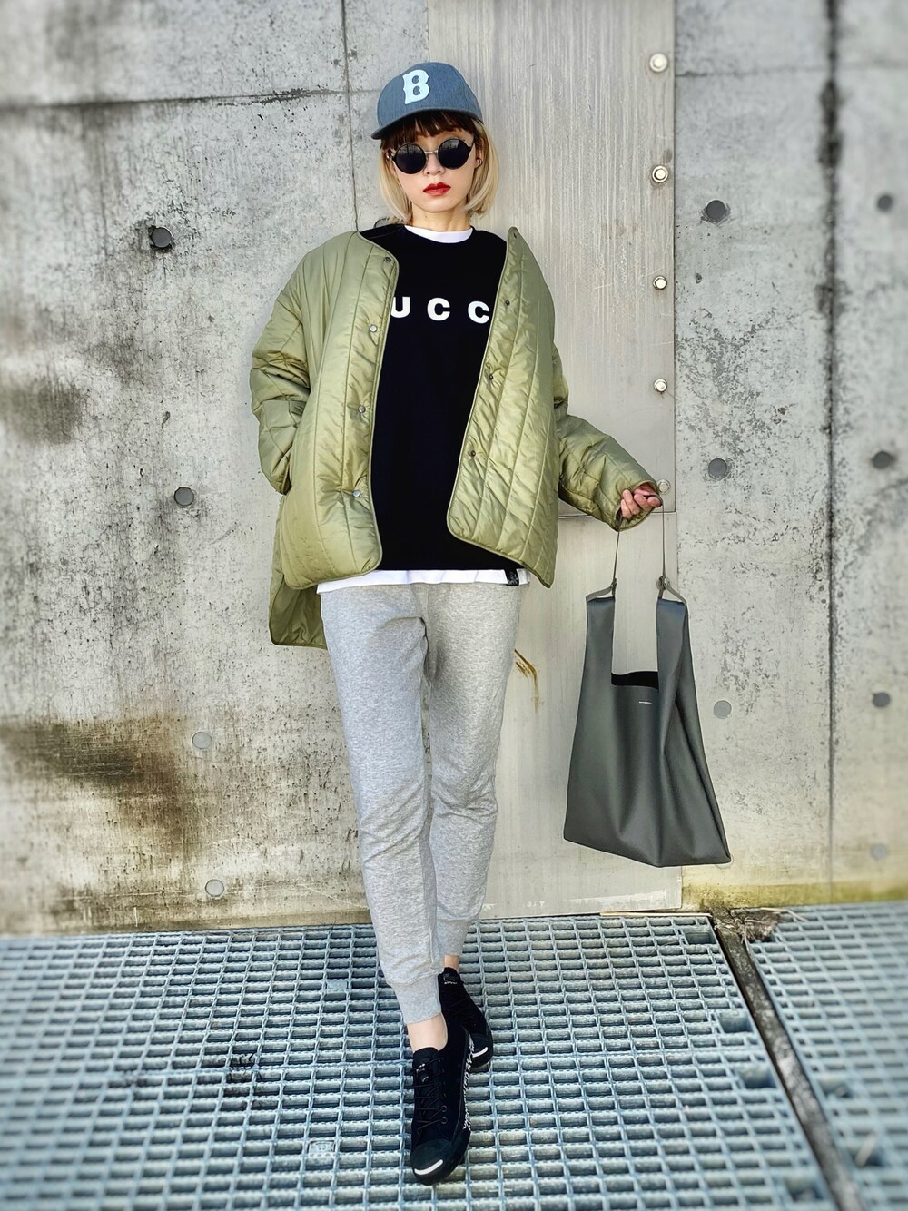 グレー系のその他パンツ、グリーン系のノーカラージャケット、ブラック系のスウェットを着用したレディースの秋コーディネートの1枚目の写真