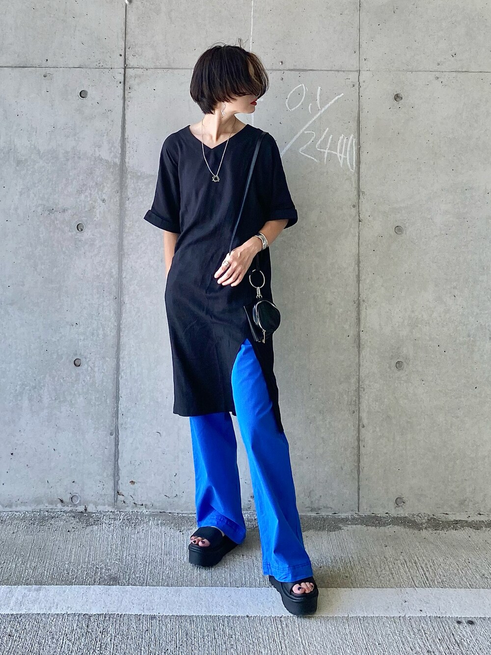 ブラック系のワンピース、ブルー系のパンツ、ブラック系のショルダーバッグを着用したレディースの夏コーディネートの1枚目の写真