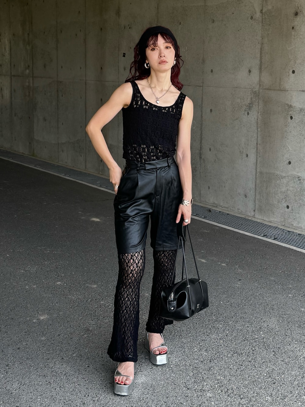 ブラック系のタンクトップ、ブラック系のその他パンツ、シルバー系のサンダルを着用したレディースの夏コーディネートの1枚目の写真