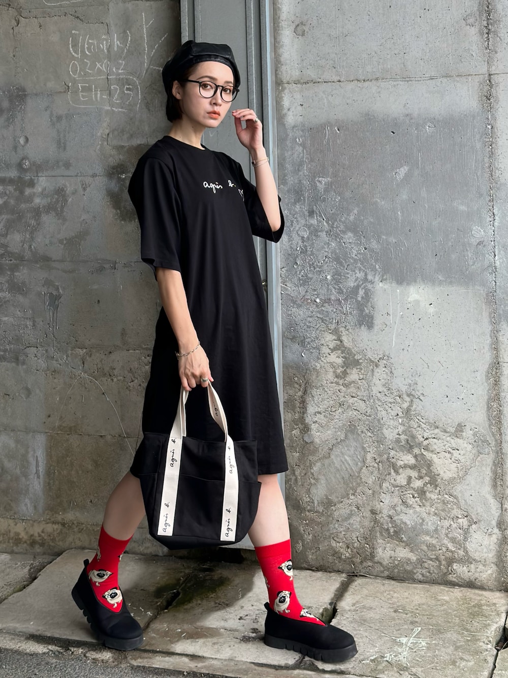 「シンプルコーデ、agnes b.、Tシャツ×デニム、ブラックコーデ、ワントーンコーデ、ワンピース、ベレー帽、初夏コーデ、夏コーデ、ロゴT、カラーソックス、厚底シューズ、大人カジュアル、シンプル、高身長女子」｜「agnes b.のWEB限定 SBX4 ROBE YOKO ワンピース（ワンピース、ブラック系）」を使った、IMOKOさん（骨格ウェーブ・レディース・170cm）の春コーディネートの1枚目の写真