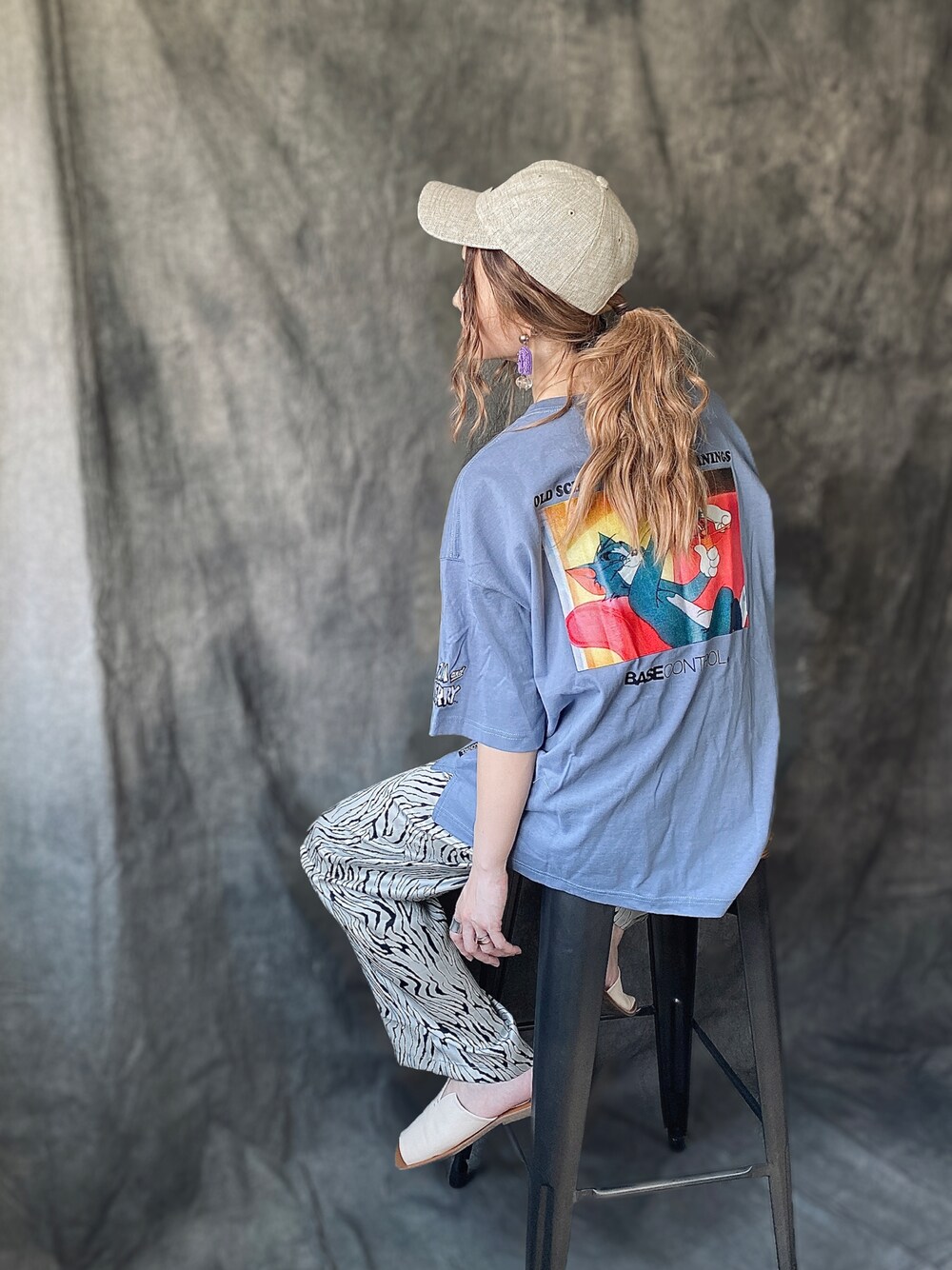ブルー系のTシャツ/カットソー、ホワイト系のサンダル、ベージュ系のキャップを着用したレディースの夏コーディネートの1枚目の写真