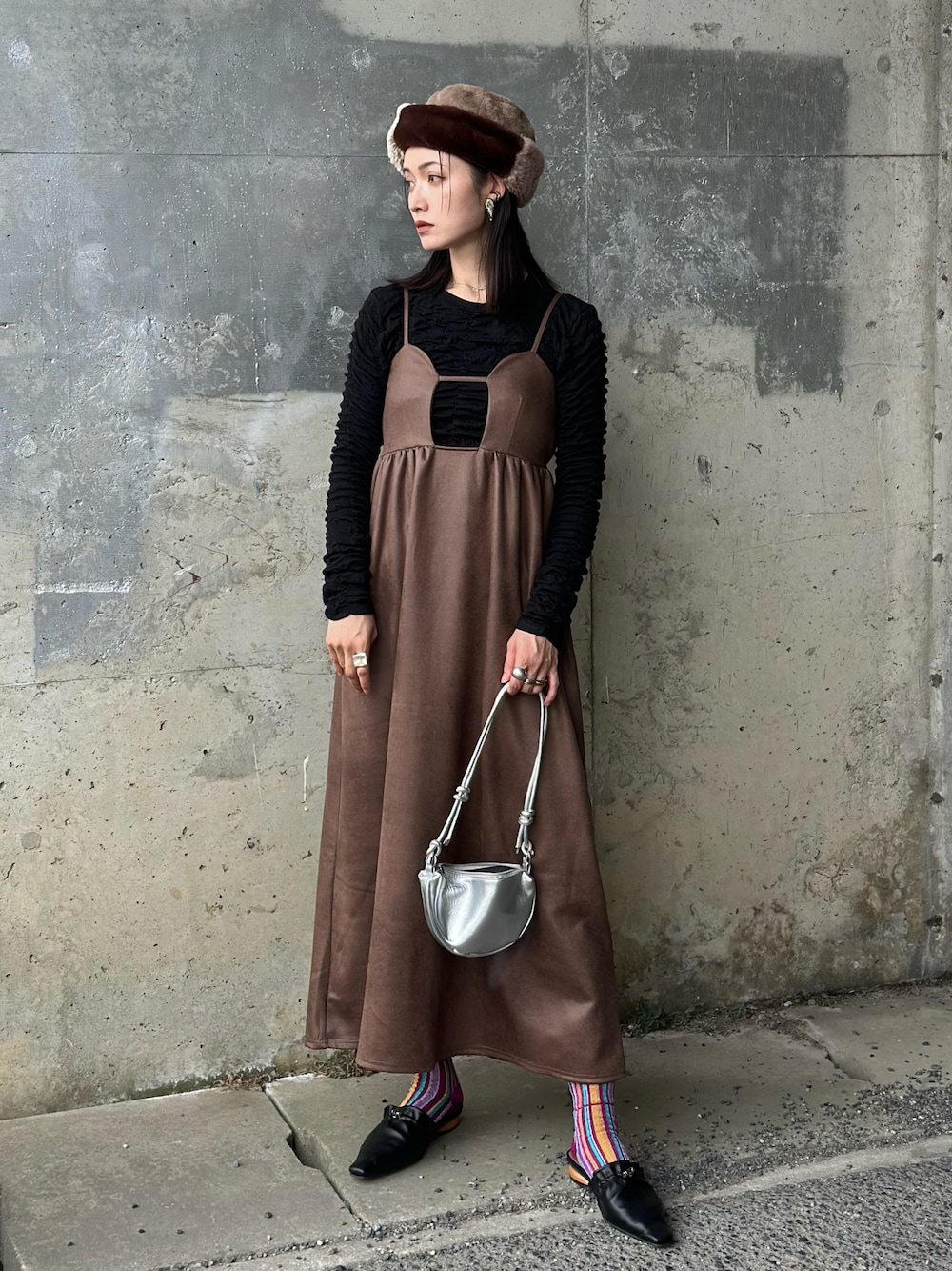 「秋っぽコーデ更新中、レイヤードスタイル、秋服コーデ、秋コーデ、ジャンパースカート、レザー、帽子、シルバーアクセサリー、ミュール、柄ソックス、骨格ウェーブ、高身長女子、キャミワンピ、Coming soon…、ブラウン」｜「CENEの【CENE】セネ/リボンチョーカー（ネックレス、シルバー系）」を使った、IMOKOさん（骨格ウェーブ・レディース・170cm）の秋コーディネートの1枚目の写真