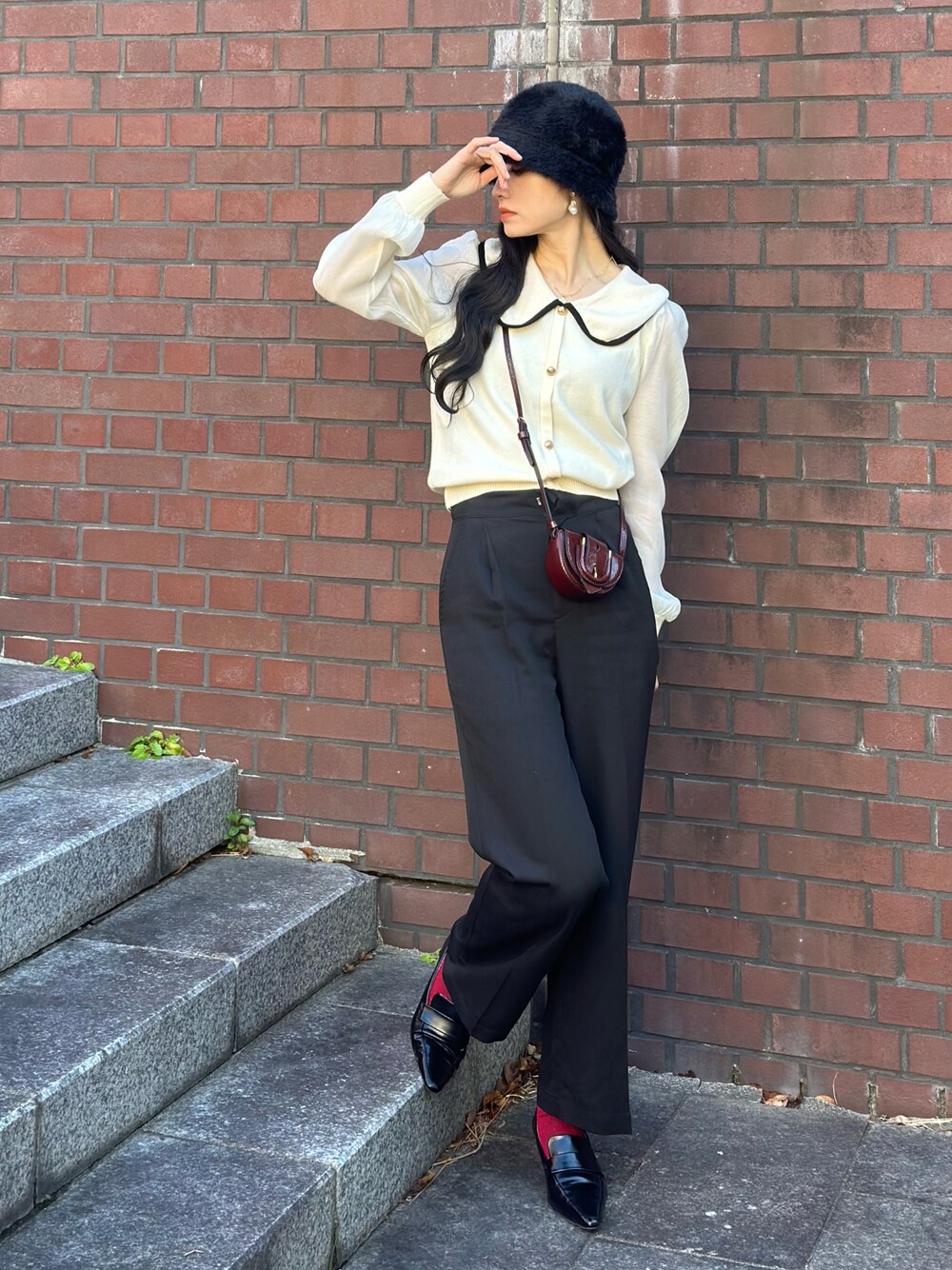 「今日のコスメと服、お出かけコーデ、ブラウス、襟付きトップス、フェミニン、オフィススタイル、ハット、ローファー、きれいめカジュアル、スラックス、カラーソックス、マイベストコーデ2023、骨格ウェーブ、休日スタイル、ウィッグ」｜「deux amourのカーデ風襟付きニット（Tシャツ/カットソー、ホワイト系）」を使った、IMOKOさん（骨格ウェーブ・レディース・170cm）の冬コーディネートの1枚目の写真