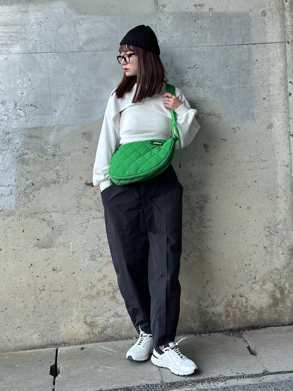 ホワイト系のTシャツ/カットソー、グリーン系のショルダーバッグ、ホワイト系のスニーカーを着用したレディースの春コーディネートの1枚目の写真