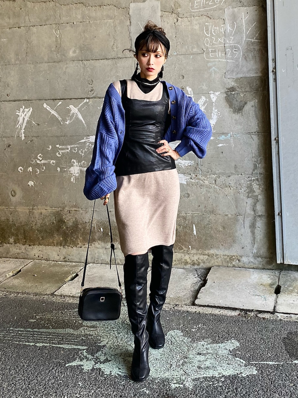 ブルー系のカーディガン/ボレロ、ベージュ系のワンピース、ブラック系のブーツを着用したレディースの秋コーディネートの1枚目の写真