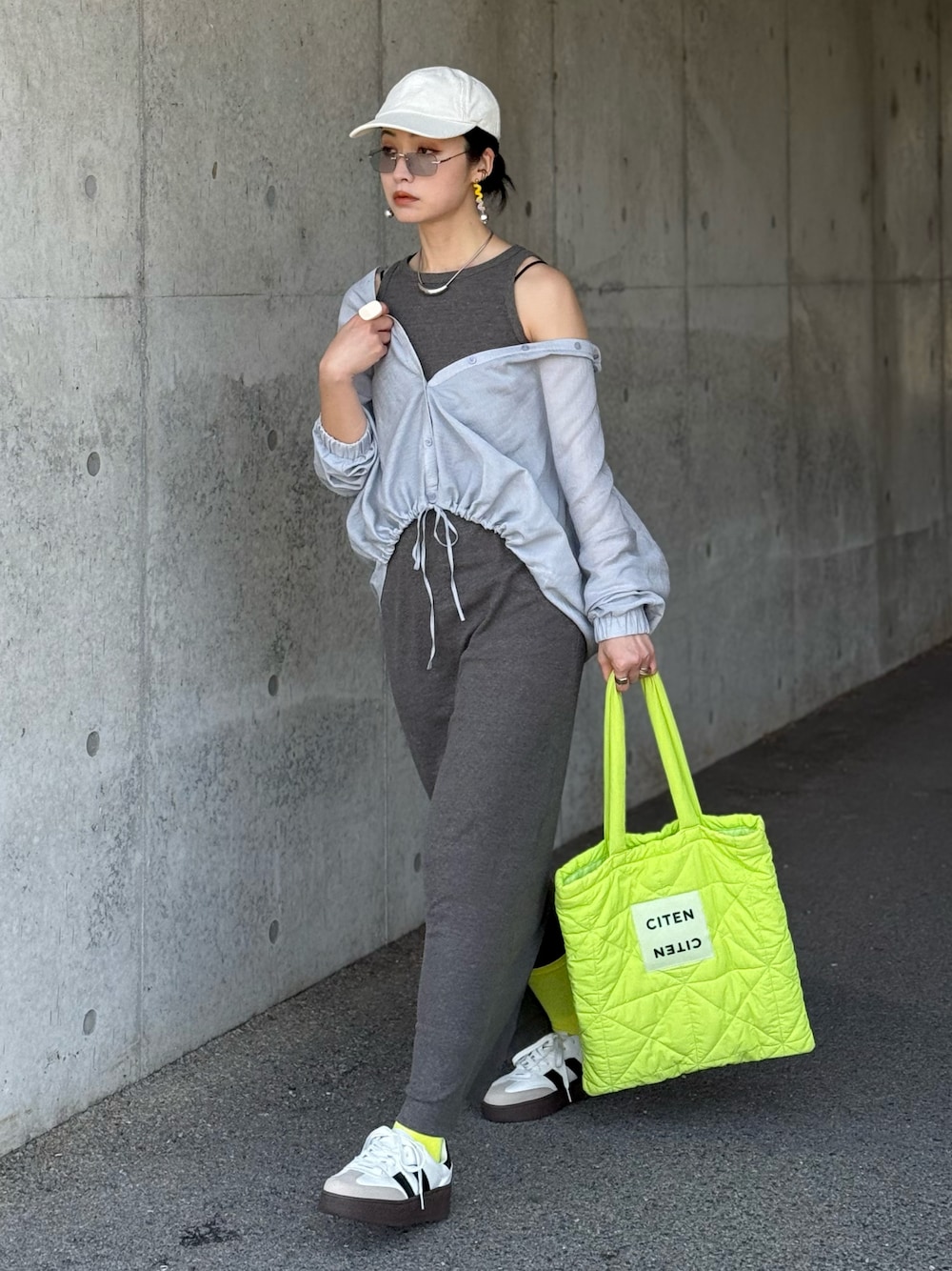 「ワンピース、ワンピーススタイル、ワンピース×スニーカー、シアーシャツ、シャツスタイル、キャップ、サングラス、厚底スニーカー、シルバーアクセサリー、トートバッグ、差し色コーデ、高身長女子、タンクトップ、大人カジュアル、グレー」｜「notch.の裾ドロストシャツ（シャツ/ブラウス、グレー系）」を使った、IMOKOさん（骨格ストレート・レディース・170cm）の春コーディネートの1枚目の写真