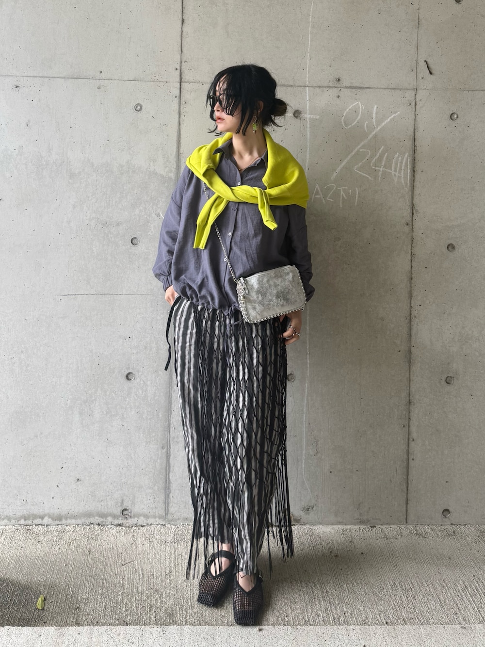 グレー系のシャツ/ブラウス、シルバー系のショルダーバッグ、ブラック系のスカートを着用したレディースの春コーディネートの1枚目の写真