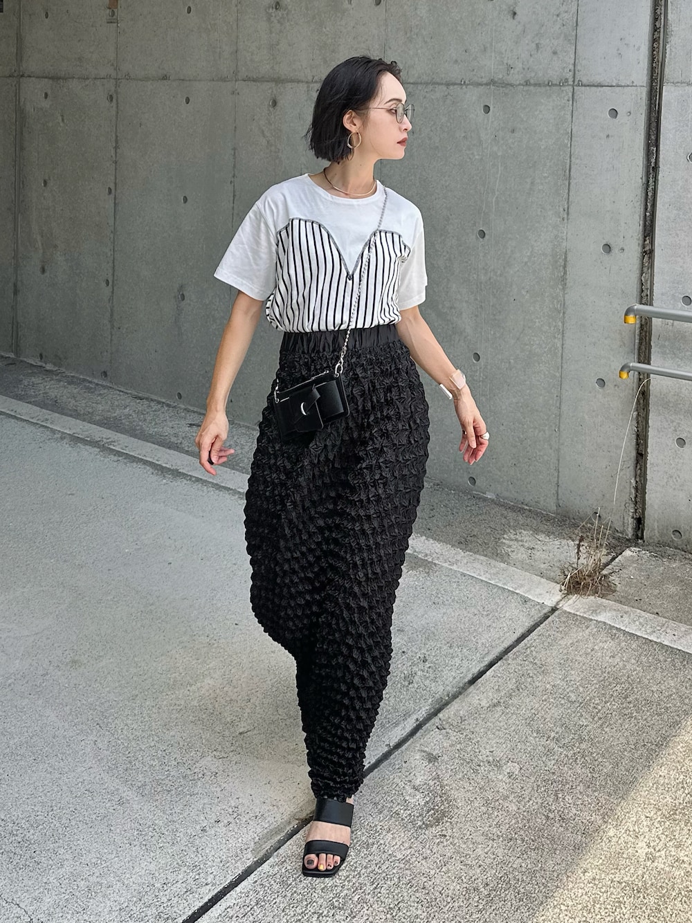 「モノトーン、白Tシャツ、ビスチェ、サングラス、タイトスカート、夏セールで買いました、プチプラ、サンダル、スマホショルダー、ショルダーバッグ、高身長女子、チョーカー、ロングスカート、骨格ウェーブ、夏コーデ」｜「mi via locaのストライプ ボーダー切り替えビスチェTシャツ（Tシャツ/カットソー、ホワイト系）」を使った、IMOKOさん（骨格ウェーブ・レディース・170cm）の夏コーディネートの1枚目の写真