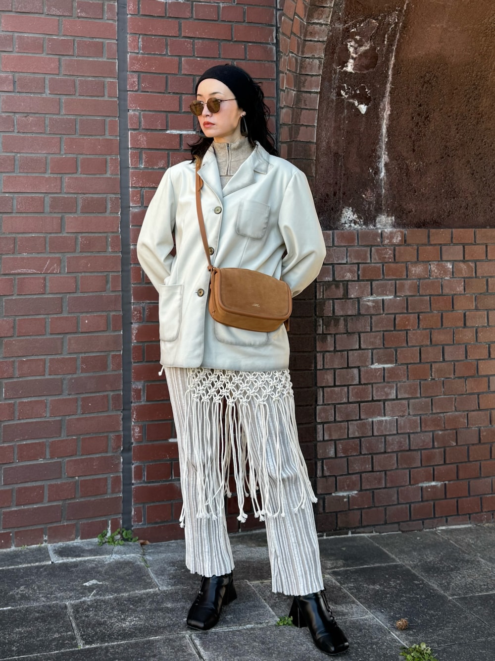 ブラック系のブーツ、グレー系のテーラードジャケット、ブラウン系のショルダーバッグを着用したレディースの冬コーディネートの1枚目の写真