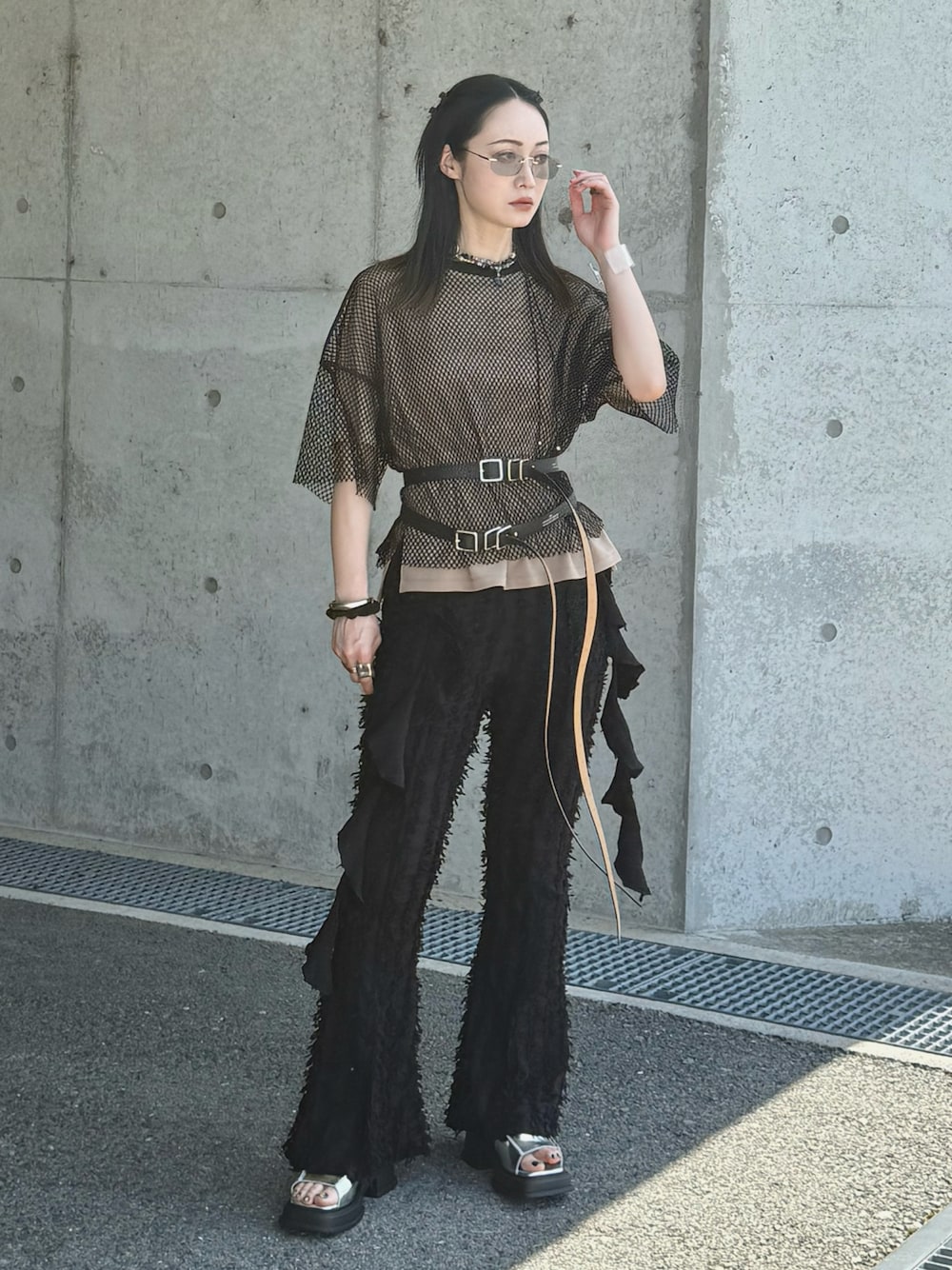 「モード、フレアパンツ、メッシュ、レイヤードスタイル、ウエストマーク、メッシュトップス、高身長女子、サングラス、厚底サンダル、ローファー、休日スタイル、春コーデ、夏コーデ、お出かけコーデ、シースルートップス」｜「u_for_iaのネットチュールPO×ペオスPOのセット / ブラック×モカ（Tシャツ/カットソー、ブラック系）」を使った、IMOKOさん（骨格ストレート・レディース・170cm）の春コーディネートの1枚目の写真
