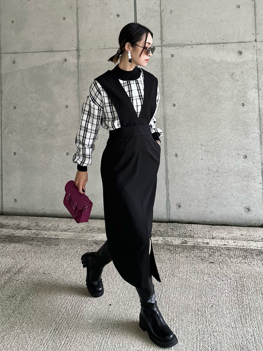 「チェック柄に恋してる、チェックニット、ジャンパースカート、ジャンスカ、ハンドバッグ、ロングブーツ、ブーツ、タイトスカート、モノトーンコーデ、サングラス、大人カジュアル、高身長女子、おおぶりピアス、秋コーデ、Vネック」｜「ReNormの2WAYジャンパースカート（ジャンパースカート、ブラック系）」を使った、IMOKOさん（骨格ウェーブ・レディース・170cm）の秋コーディネートの1枚目の写真