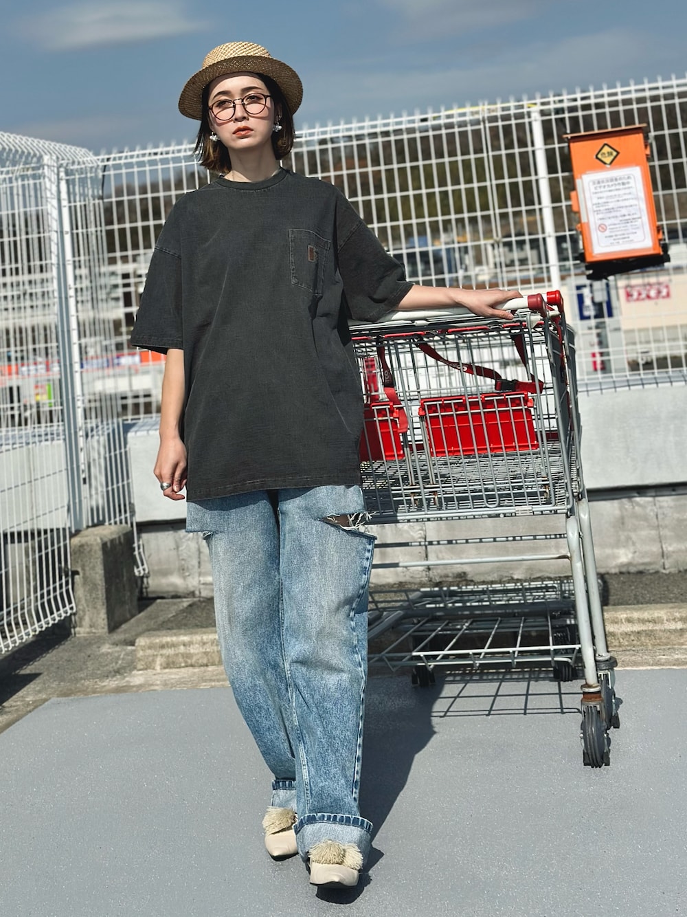 ブラック系のTシャツ/カットソー、ブルー系のデニムパンツ、ホワイト系のハットを着用したレディースの春コーディネートの1枚目の写真
