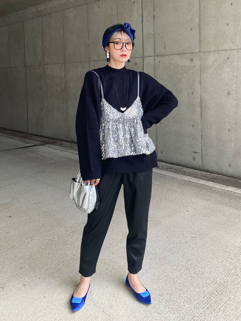 ブラック系のニット/セーター、ブラック系のその他パンツ、シルバー系のキャミソールを着用したレディースの秋コーディネートの1枚目の写真