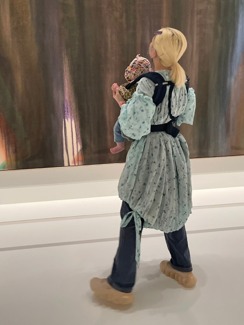 「POTTO、ギャザーワンピース、ボリュームワンピース、小花柄、花柄、ブルー、vintage、grounds、ママコーデ」｜「Ergobabyのアイテム（抱っこ紐/ベルトカバー/スリング、ブルー系）」を使った、千紘さん（レディース・154cm）の春コーディネートの1枚目の写真