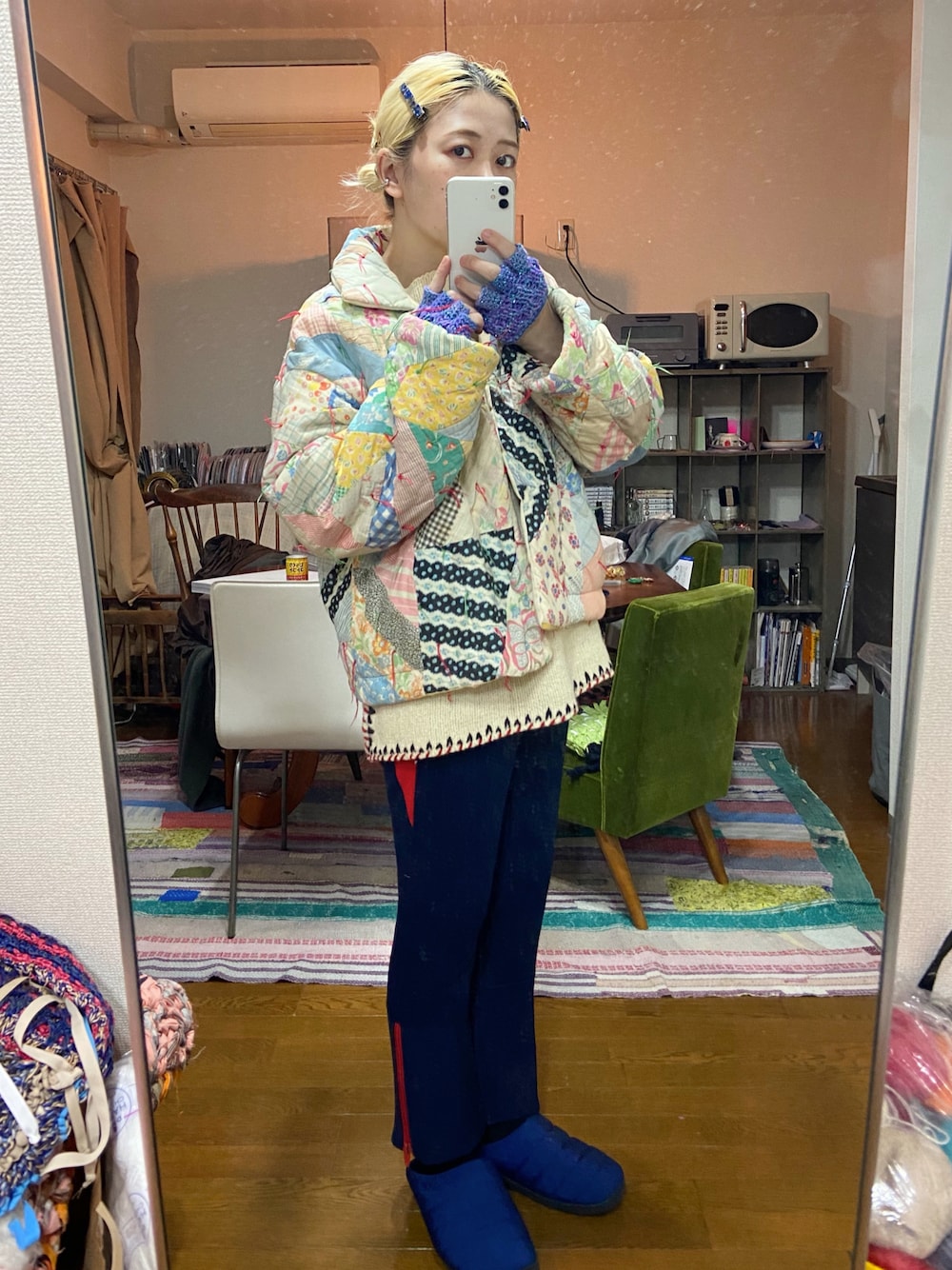 その他のその他アウター、ベージュ系のニット/セーター、ブルー系のパンツを着用したレディースの冬コーディネートの1枚目の写真