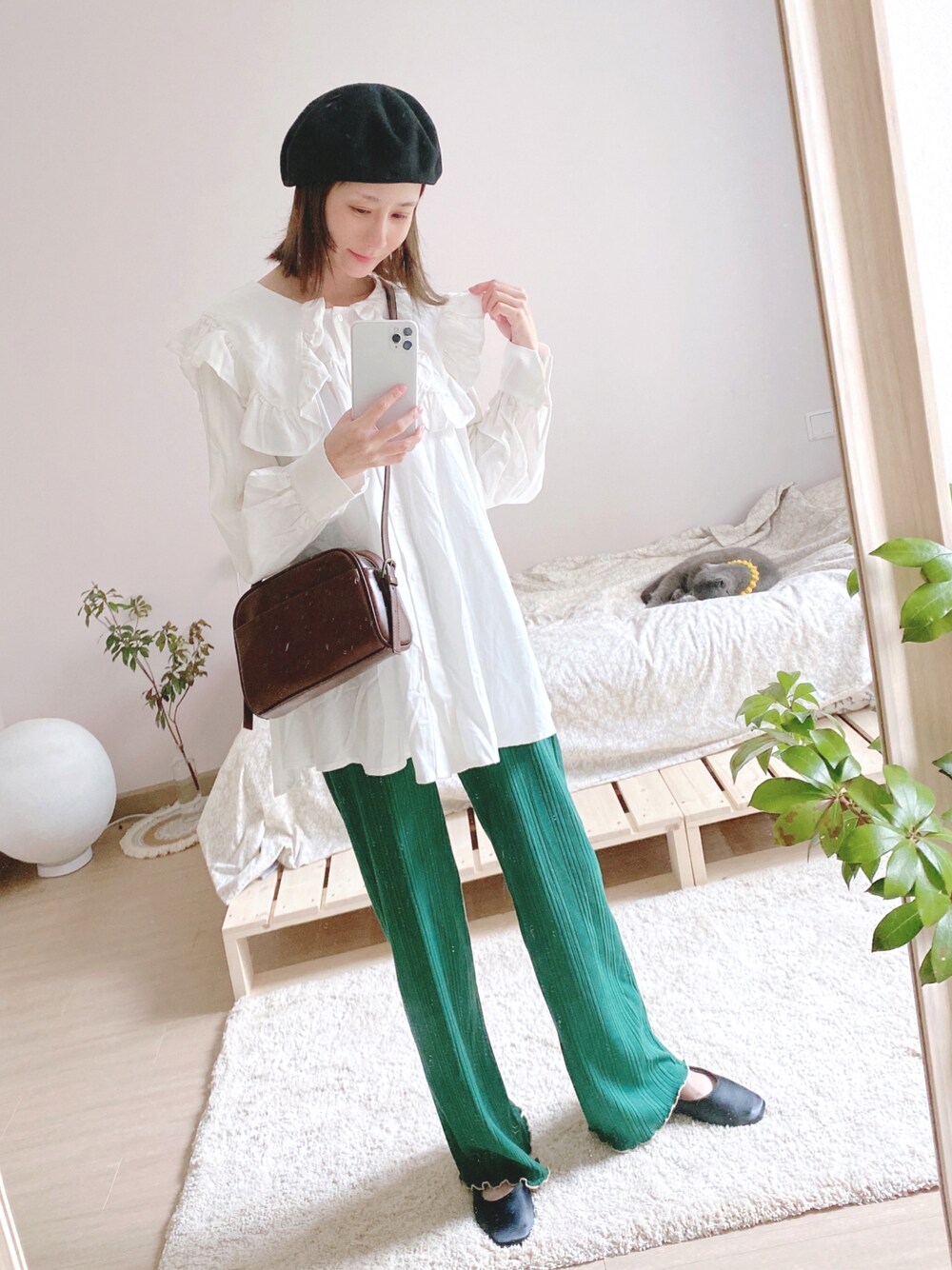 「ootd、休闲、シンプル、シンプルコーデ、パンツスタイル、カジュアル、ベレー帽、シャツスタイル、きれいめカジュアル、お洒落さんとつながりたい」｜「mysticのビッグフリルシャツ（シャツ/ブラウス、ホワイト系）」を使った、喵喵小桃さん（レディース・160cm）の秋コーディネートの1枚目の写真