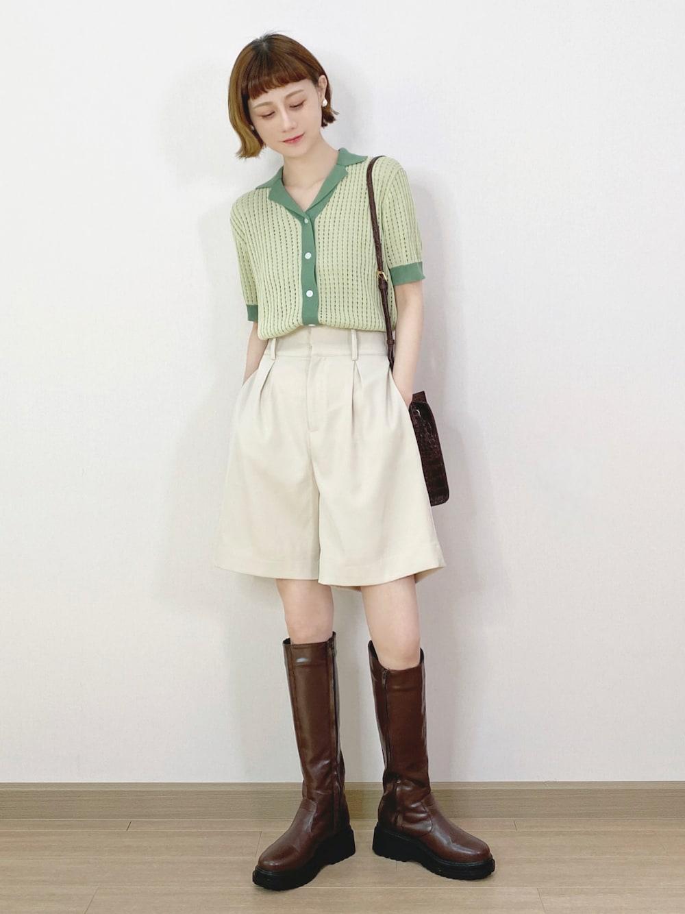 「ootd、夏、休闲、女人味、盐系风格、シンプル、ショートパンツ、カジュアル、お洒落さんとつながりたい、ブーツ」｜「HeatherのTRタックハーフパンツ  265277（その他パンツ、ホワイト系）」を使った、喵喵小桃さん（レディース・160cm）の夏コーディネートの1枚目の写真